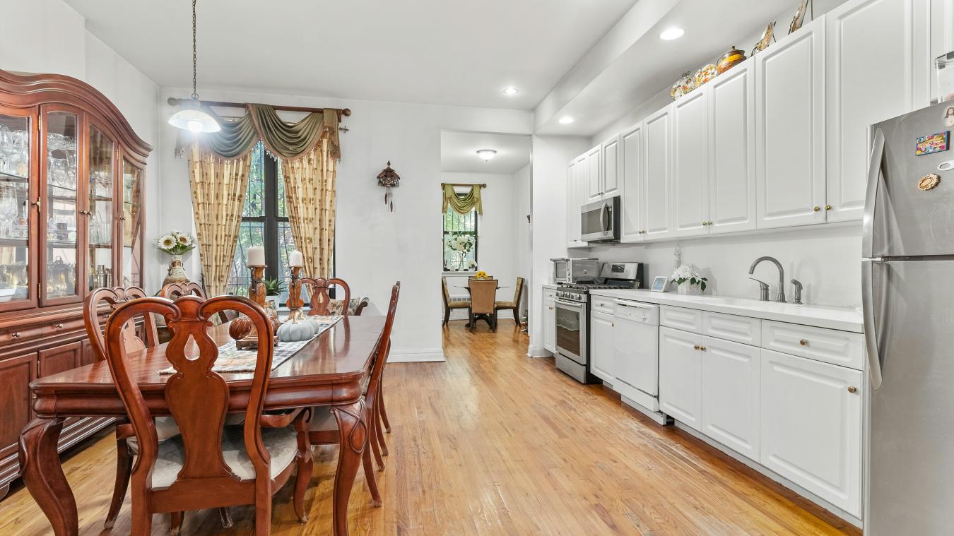 Washington Heights, New York, 10032, United States, 6 Bedrooms Bedrooms, ,5 BathroomsBathrooms,Residential,For Sale,1973469