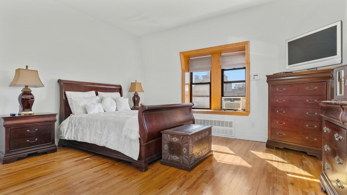 Washington Heights, New York, 10032, United States, 6 Bedrooms Bedrooms, ,5 BathroomsBathrooms,Residential,For Sale,1973469