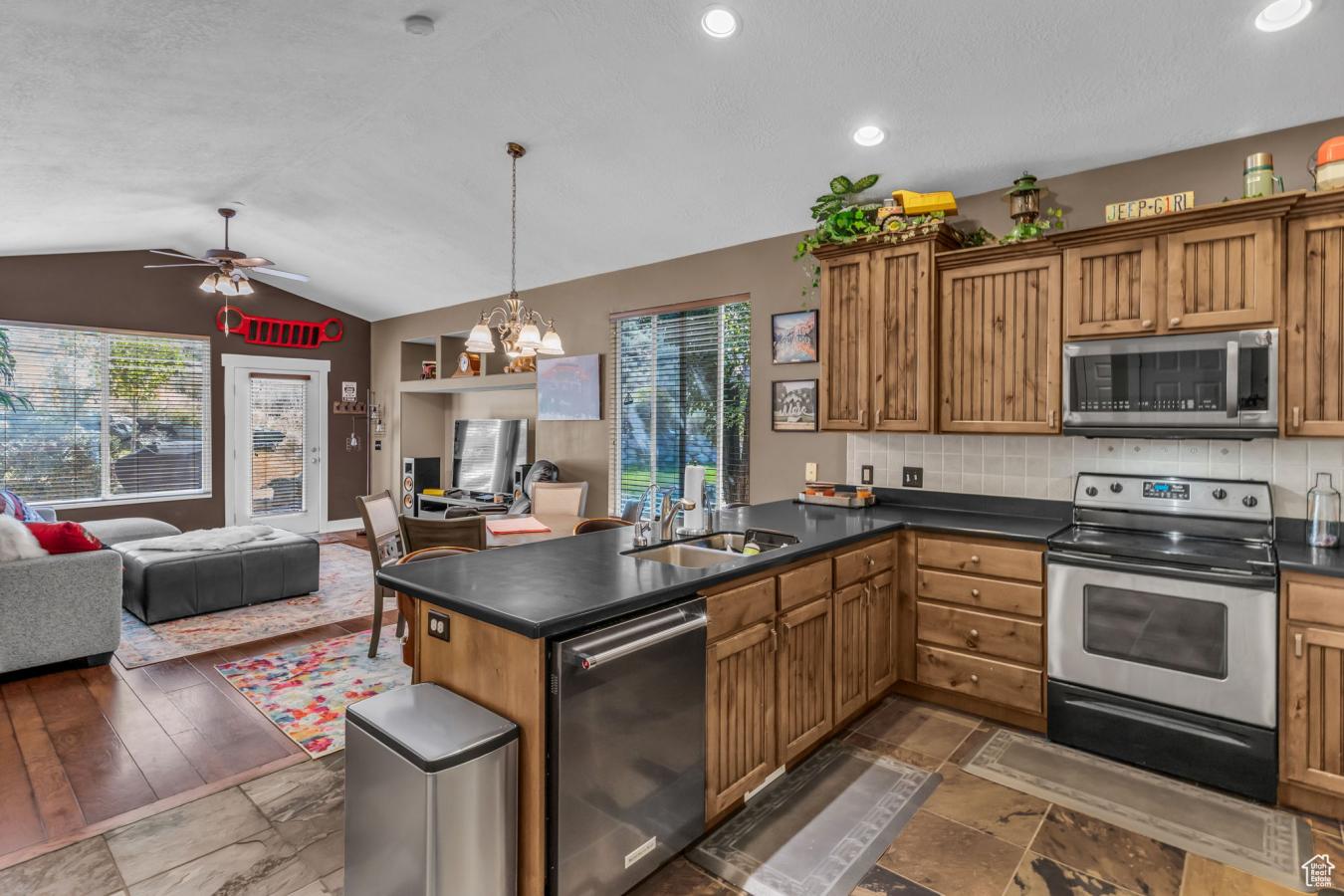 Draper, Salt Lake, 84020, United States, 5 Bedrooms Bedrooms, ,3 BathroomsBathrooms,Residential,For Sale,1973446