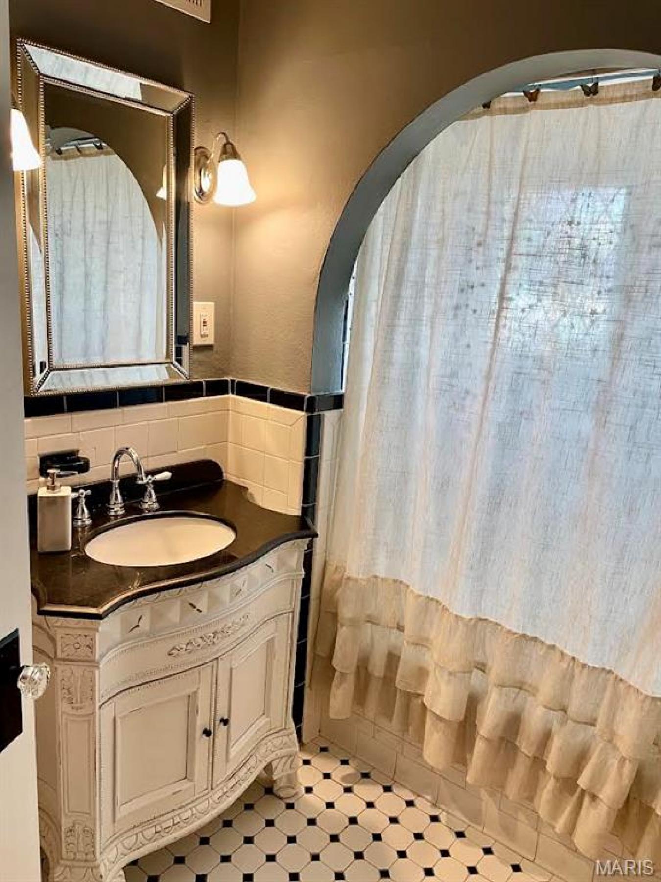 Richmond Heights, St. Louis, 63117, United States, 2 Bedrooms Bedrooms, ,2 BathroomsBathrooms,Residential,For Sale,1984645