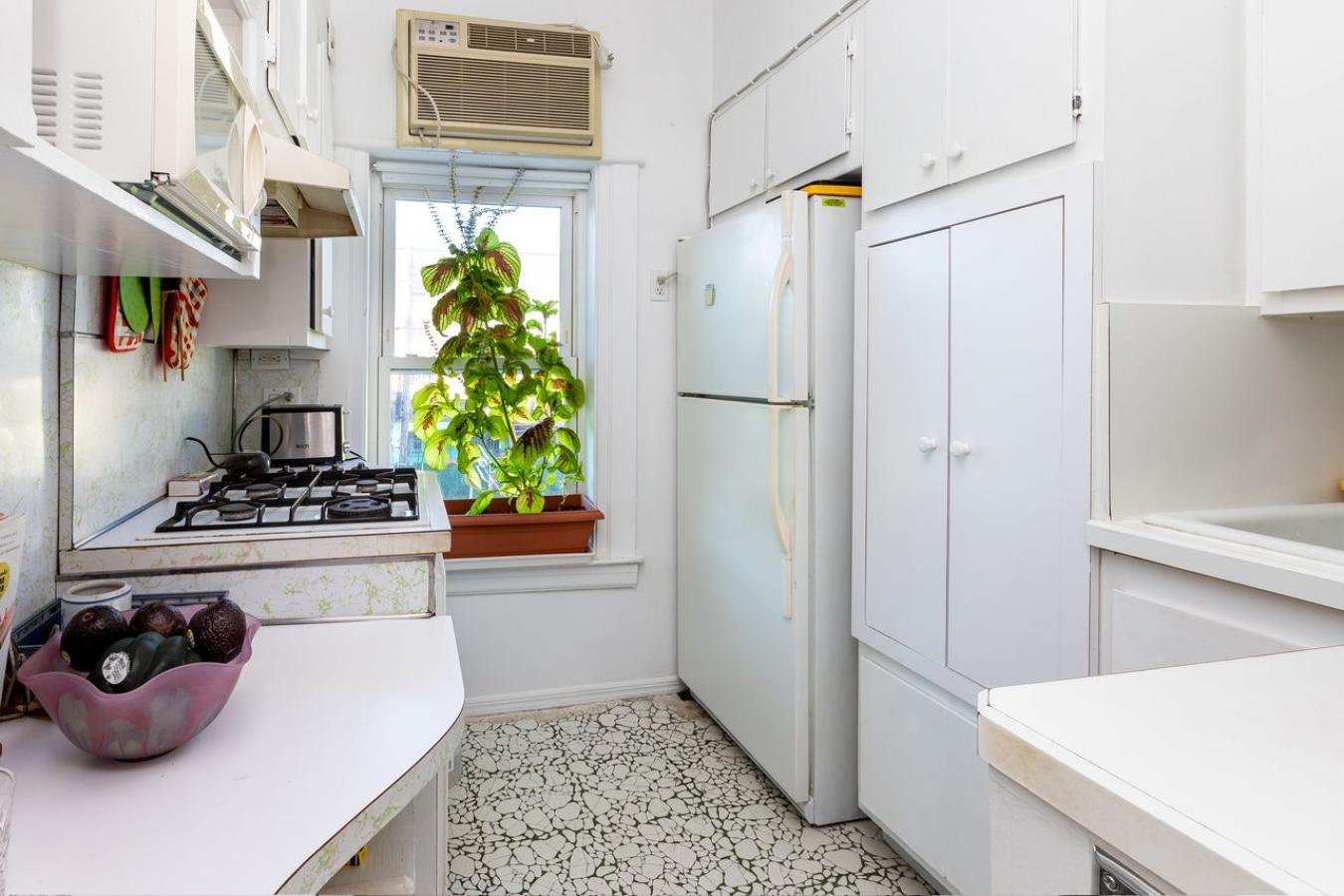 Brighton Beach, New York, 11235, United States, 2 Bedrooms Bedrooms, ,2 BathroomsBathrooms,Residential,For Sale,1984641