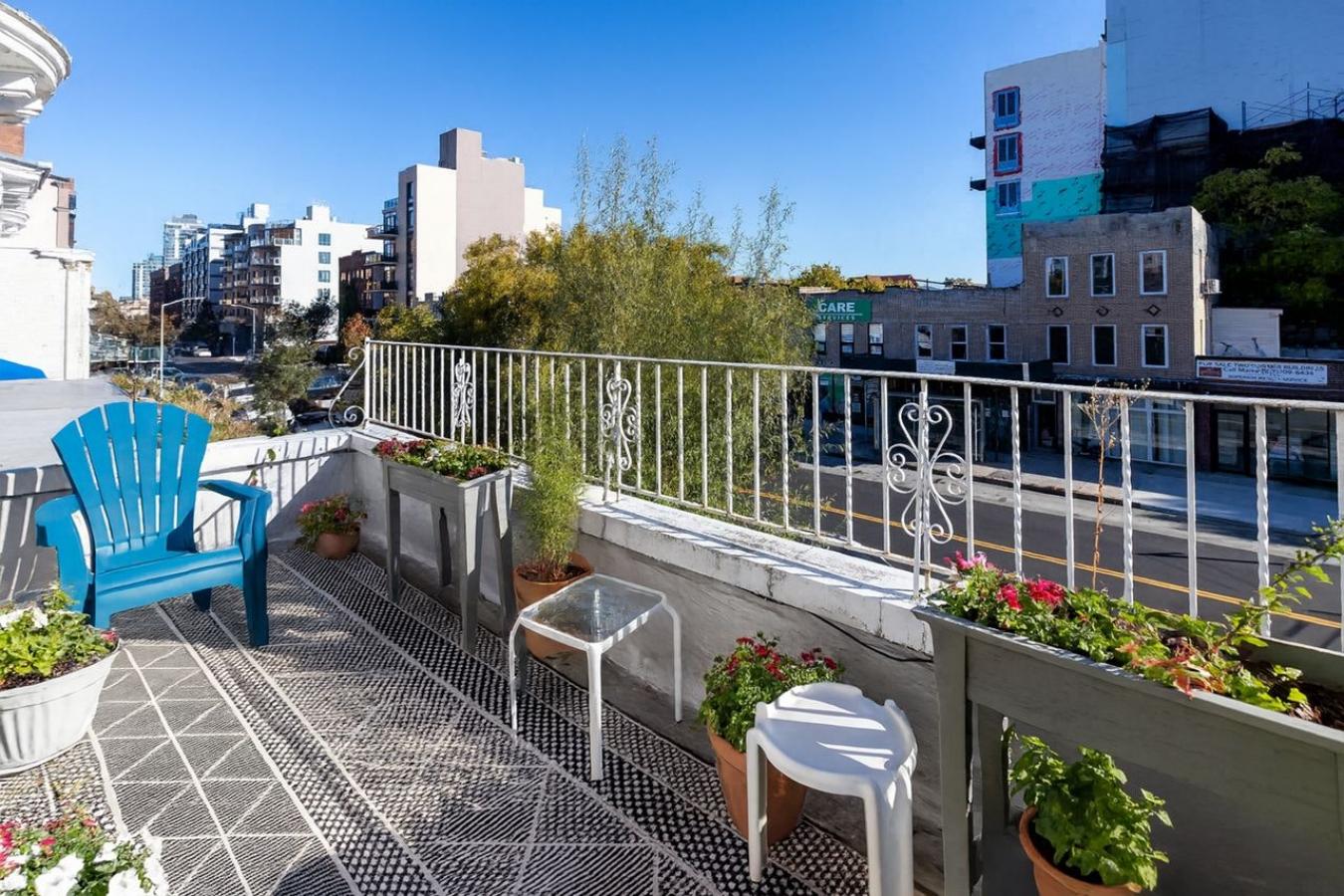 Brighton Beach, New York, 11235, United States, 2 Bedrooms Bedrooms, ,2 BathroomsBathrooms,Residential,For Sale,1984641