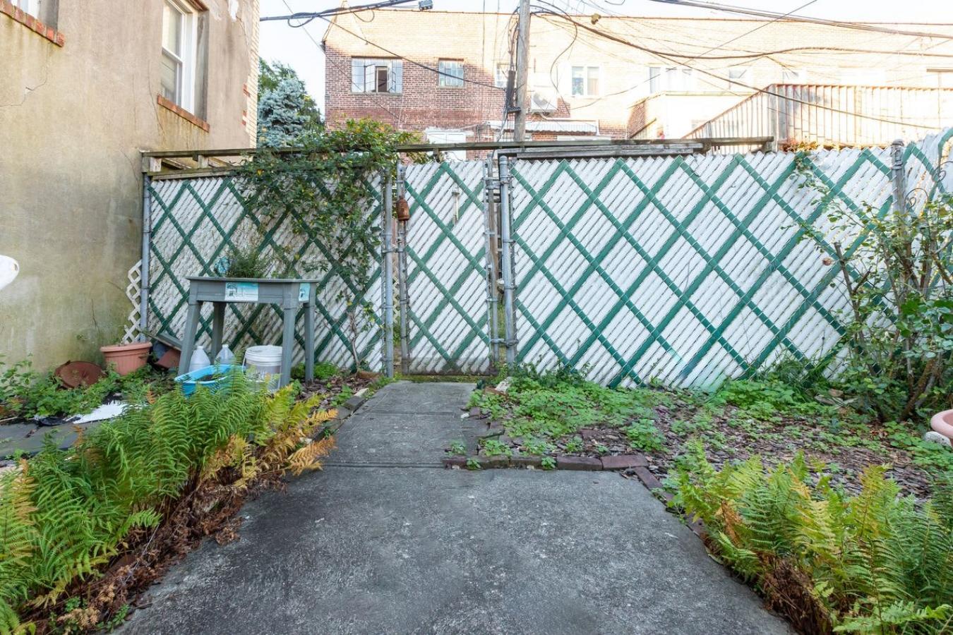 Brighton Beach, New York, 11235, United States, 2 Bedrooms Bedrooms, ,2 BathroomsBathrooms,Residential,For Sale,1984641