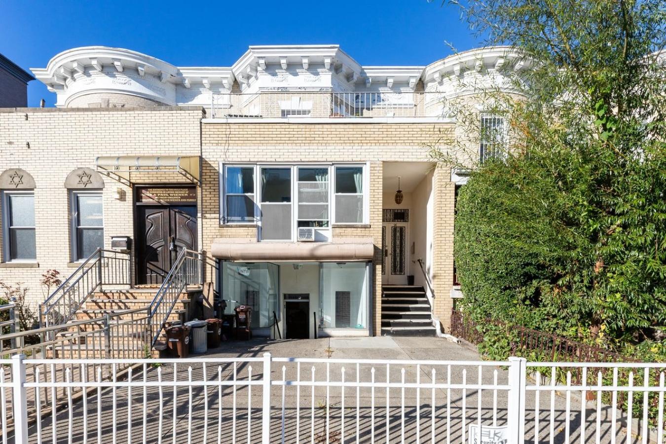 Brighton Beach, New York, 11235, United States, 2 Bedrooms Bedrooms, ,2 BathroomsBathrooms,Residential,For Sale,1984641