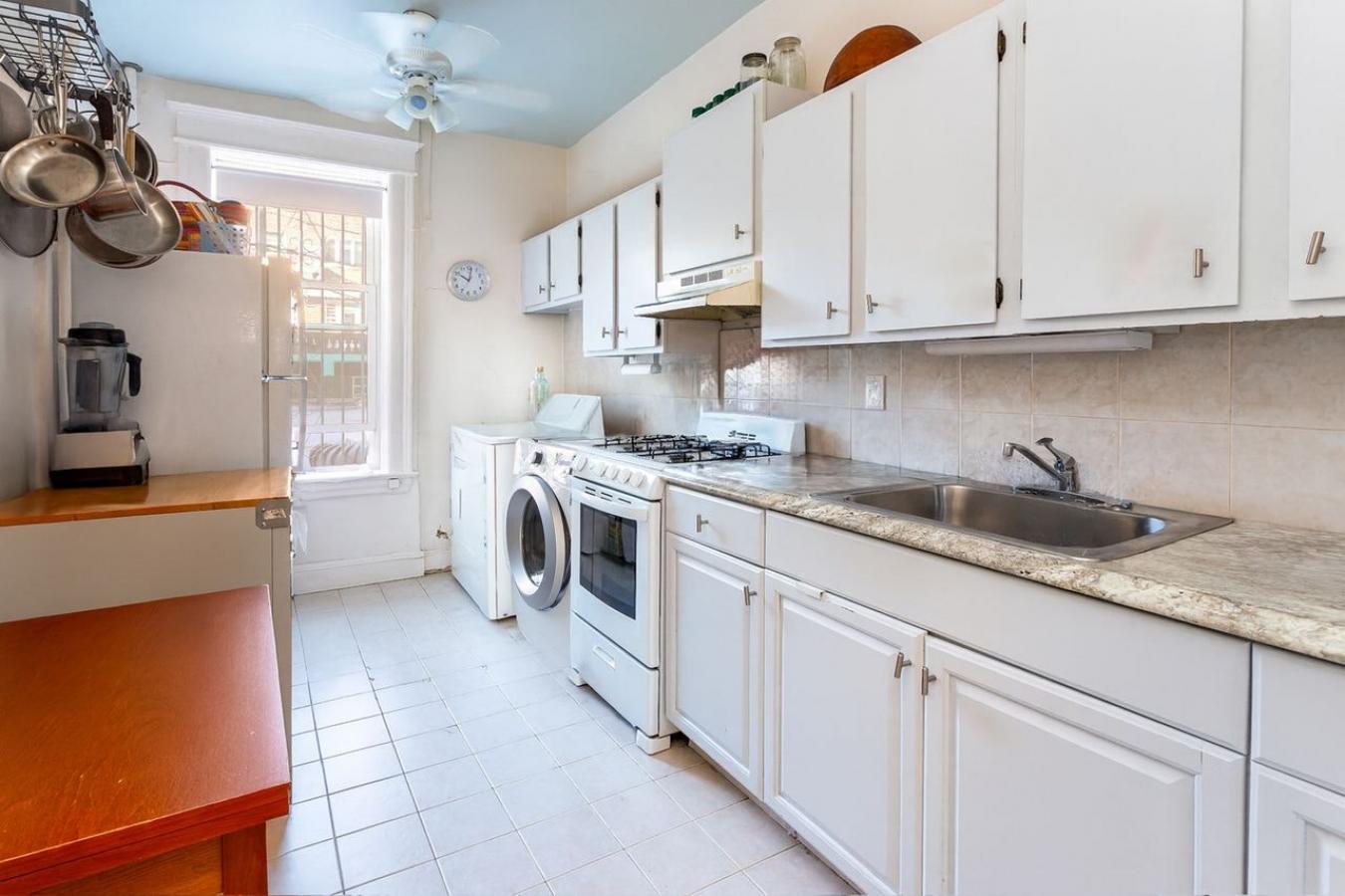 Brighton Beach, New York, 11235, United States, 2 Bedrooms Bedrooms, ,2 BathroomsBathrooms,Residential,For Sale,1984641