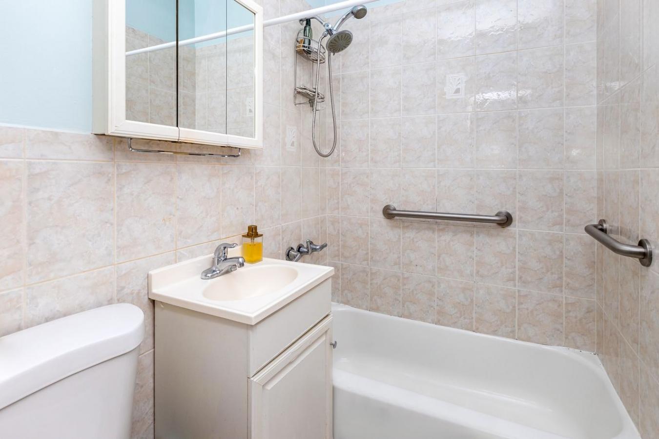 Brighton Beach, New York, 11235, United States, 2 Bedrooms Bedrooms, ,2 BathroomsBathrooms,Residential,For Sale,1984641