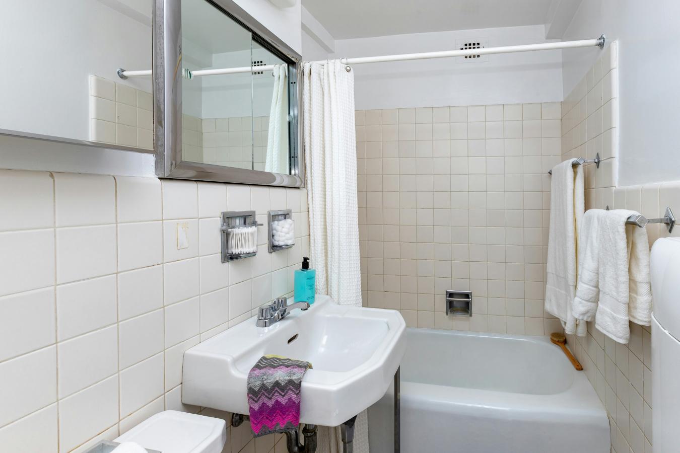 New York, New York, 10021, United States, 3 Bedrooms Bedrooms, ,2 BathroomsBathrooms,Residential,For Sale,1984639