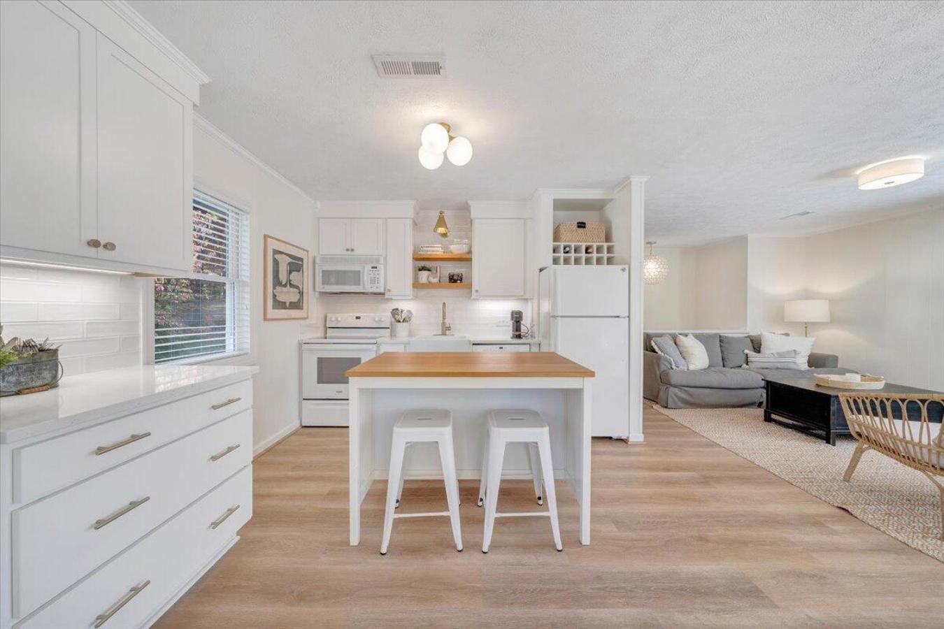 Huddleston, Bedford County, 24104, United States, 4 Bedrooms Bedrooms, ,2 BathroomsBathrooms,Residential,For Sale,1985811