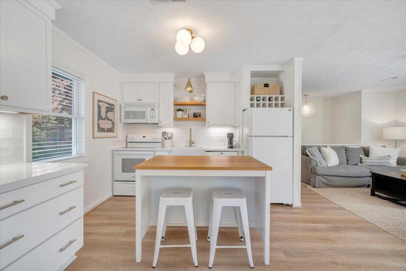 Huddleston, Bedford County, 24104, United States, 4 Bedrooms Bedrooms, ,2 BathroomsBathrooms,Residential,For Sale,1985811