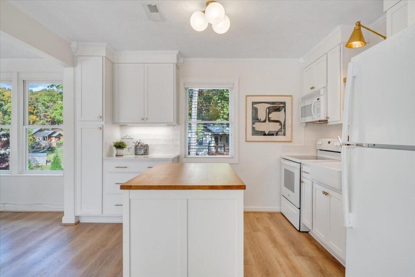 Huddleston, Bedford County, 24104, United States, 4 Bedrooms Bedrooms, ,2 BathroomsBathrooms,Residential,For Sale,1985811