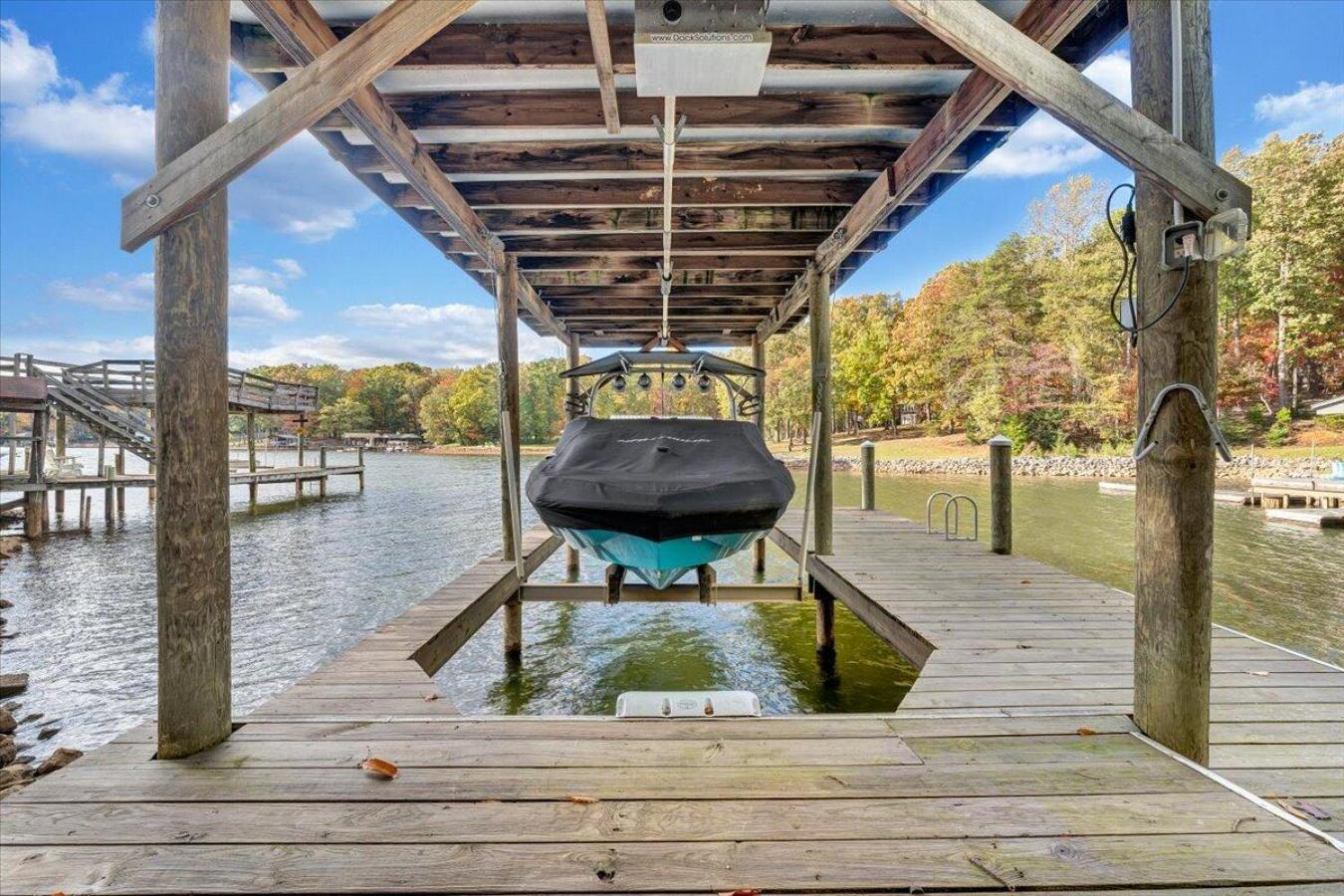 Huddleston, Bedford County, 24104, United States, 4 Bedrooms Bedrooms, ,2 BathroomsBathrooms,Residential,For Sale,1985811