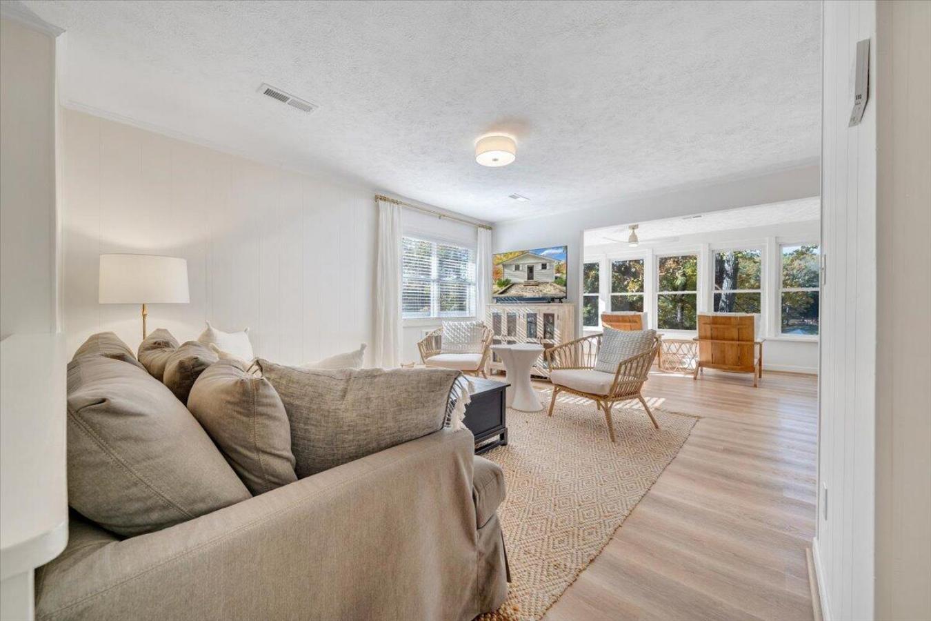 Huddleston, Bedford County, 24104, United States, 4 Bedrooms Bedrooms, ,2 BathroomsBathrooms,Residential,For Sale,1985811