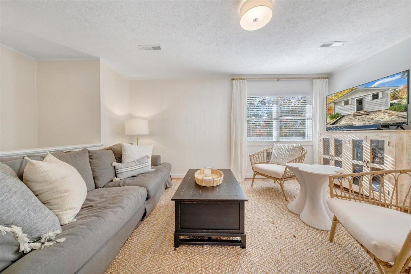 Huddleston, Bedford County, 24104, United States, 4 Bedrooms Bedrooms, ,2 BathroomsBathrooms,Residential,For Sale,1985811