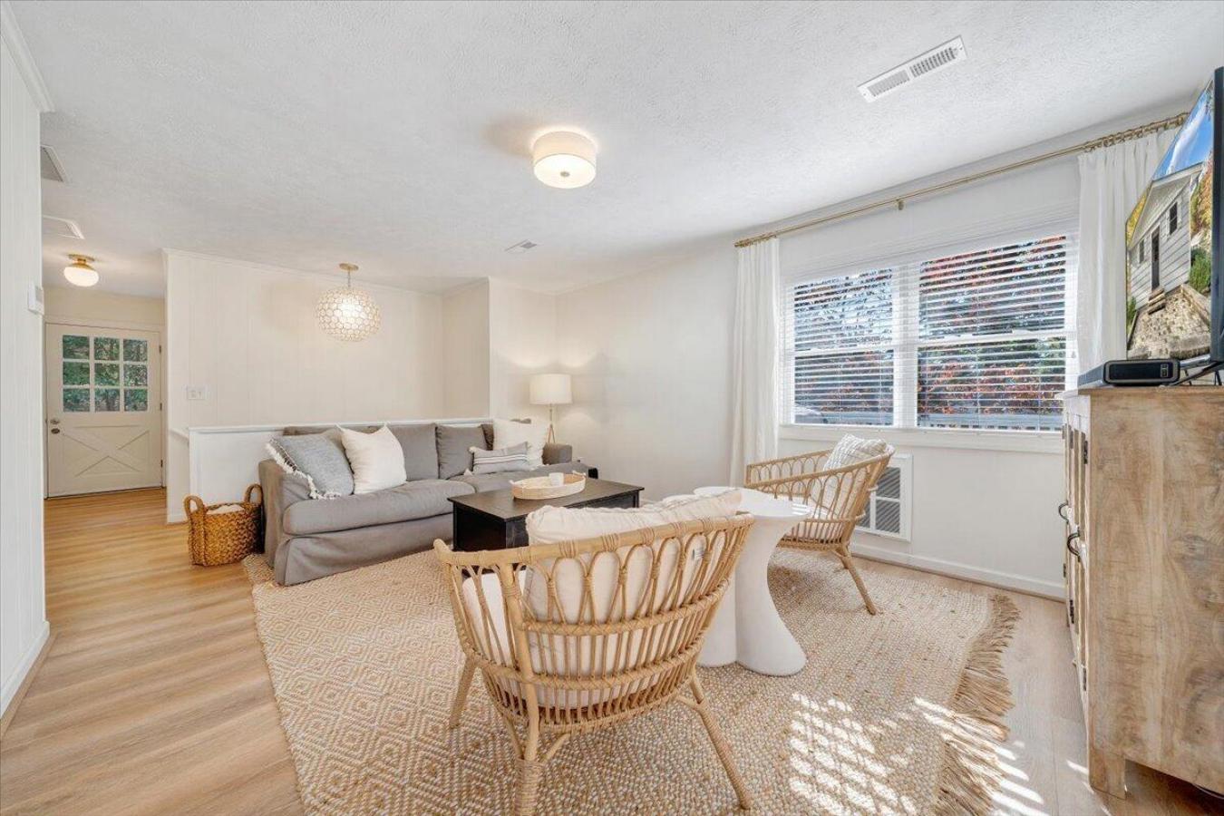 Huddleston, Bedford County, 24104, United States, 4 Bedrooms Bedrooms, ,2 BathroomsBathrooms,Residential,For Sale,1985811