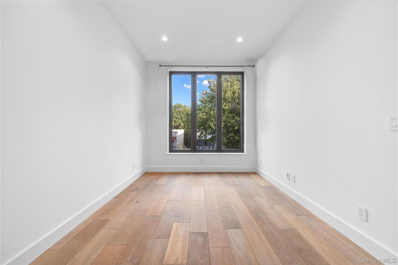 New York, Queens, 11102, United States, 1 Bedroom Bedrooms, ,47 BathroomsBathrooms,Residential,For Sale,1985795