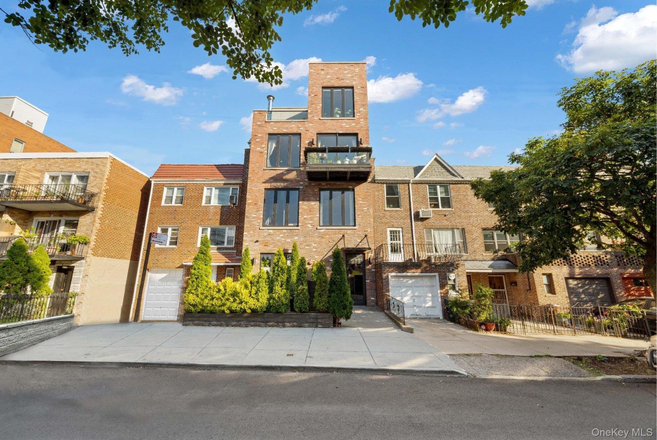 New York, Queens, 11102, United States, 1 Bedroom Bedrooms, ,47 BathroomsBathrooms,Residential,For Sale,1985795