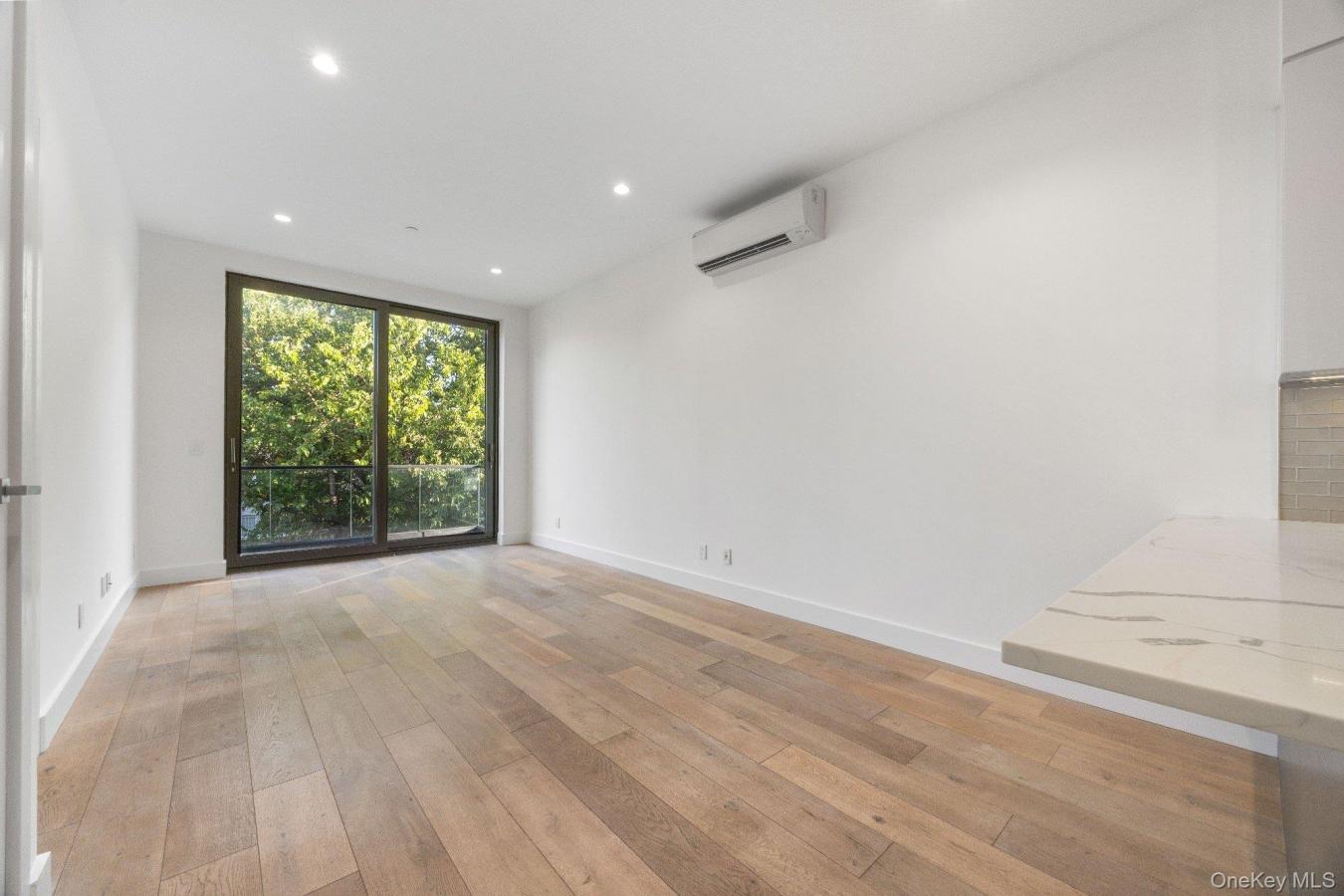 New York, Queens, 11102, United States, 1 Bedroom Bedrooms, ,47 BathroomsBathrooms,Residential,For Sale,1985795