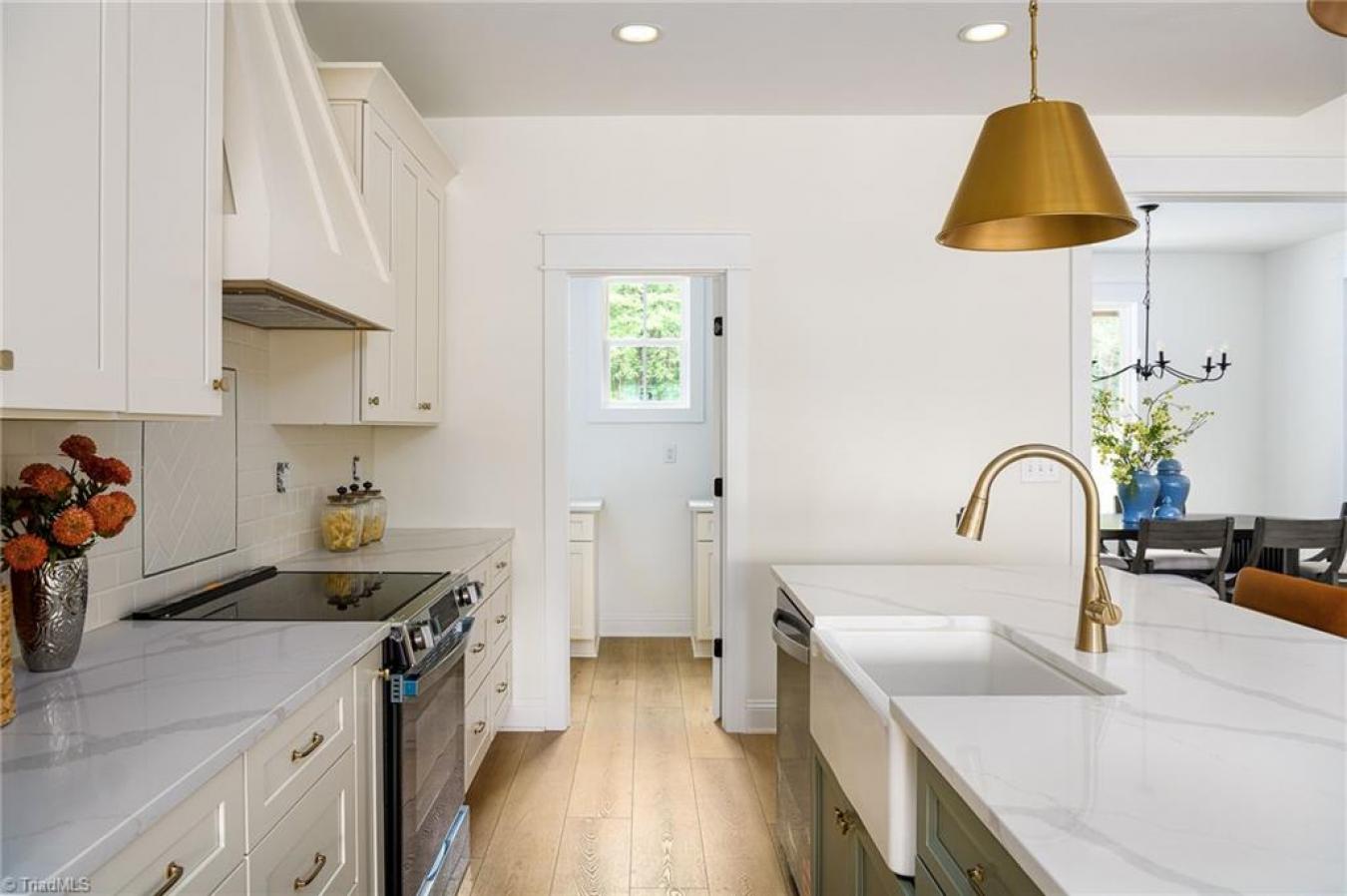 Winston-Salem, Forsyth, 27101, United States, 4 Bedrooms Bedrooms, ,2 BathroomsBathrooms,Residential,For Sale,1987139