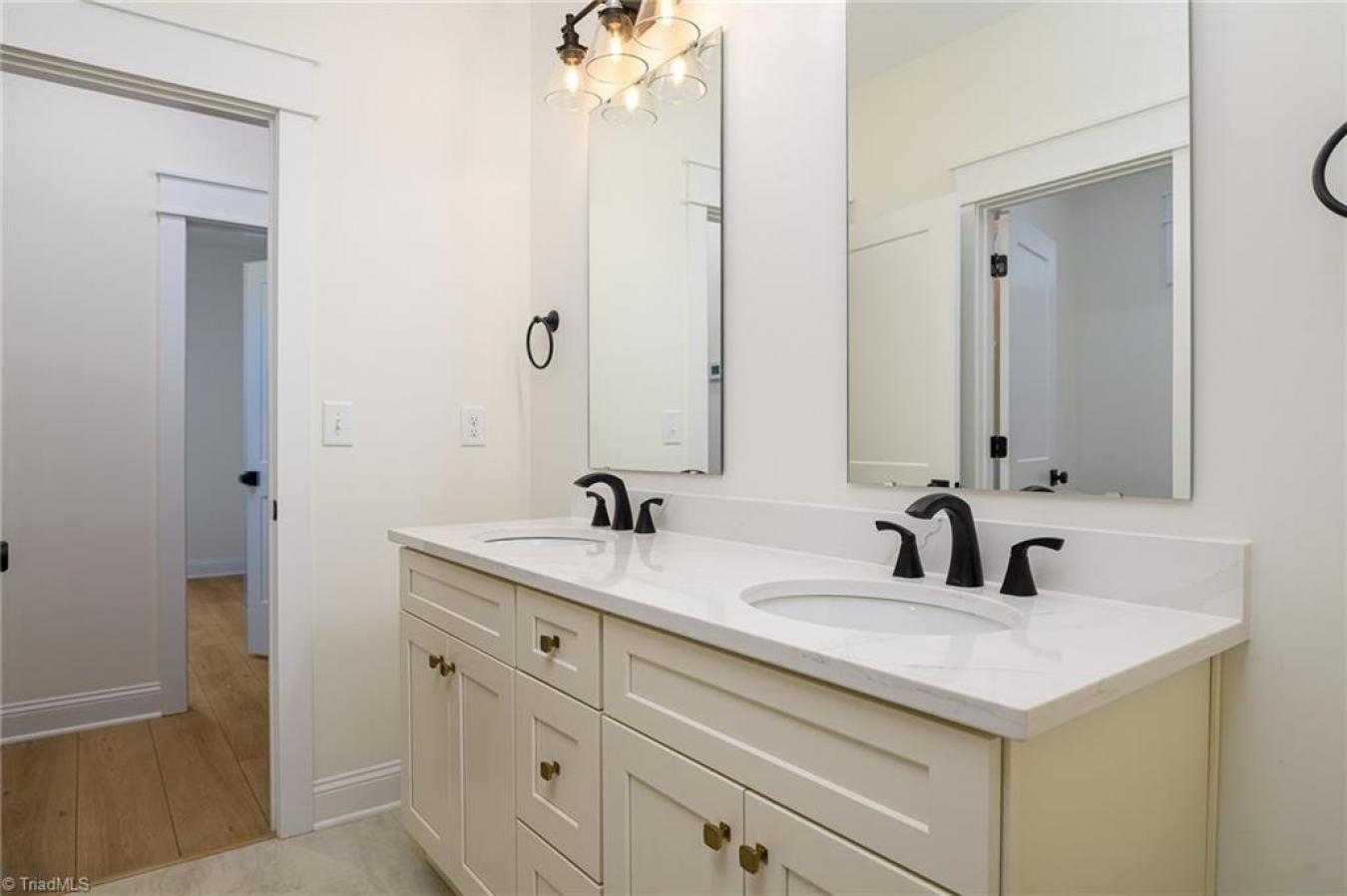 Winston-Salem, Forsyth, 27101, United States, 4 Bedrooms Bedrooms, ,2 BathroomsBathrooms,Residential,For Sale,1987139