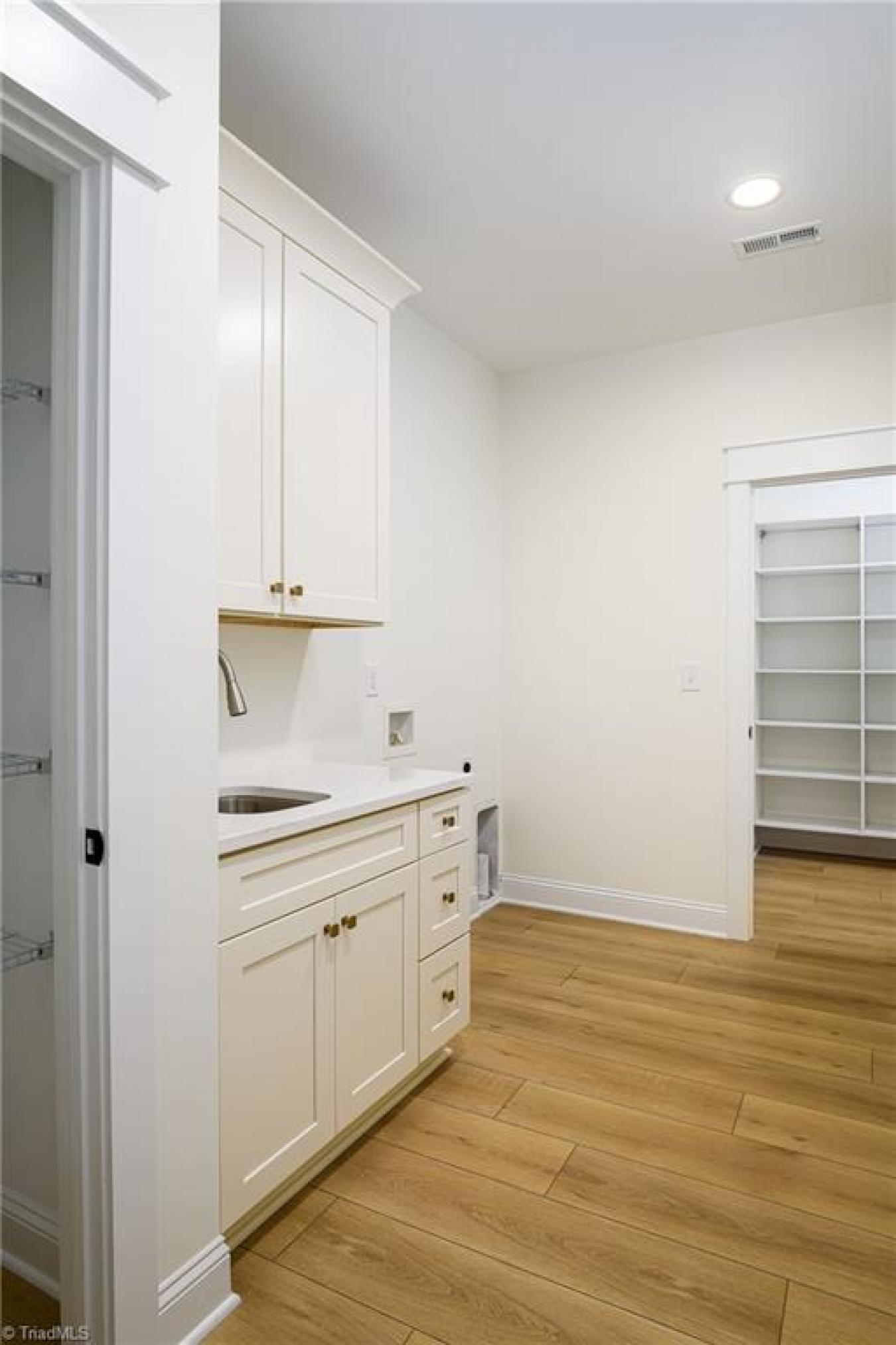 Winston-Salem, Forsyth, 27101, United States, 4 Bedrooms Bedrooms, ,2 BathroomsBathrooms,Residential,For Sale,1987139