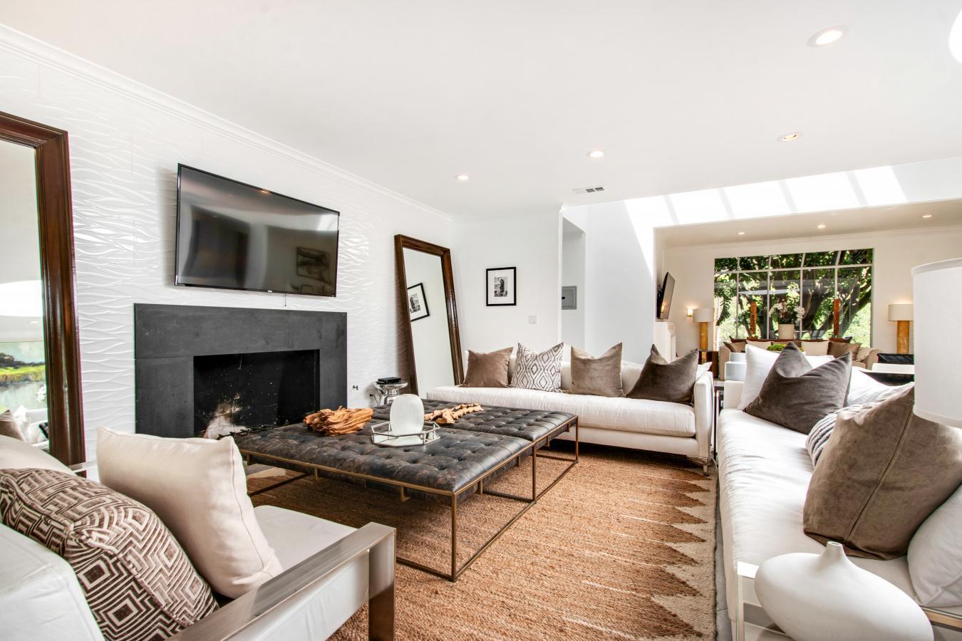 Beverly Hills Post Office, California, 90210, United States, 8 Bedrooms Bedrooms, ,11 BathroomsBathrooms,Residential,For Sale,1987129