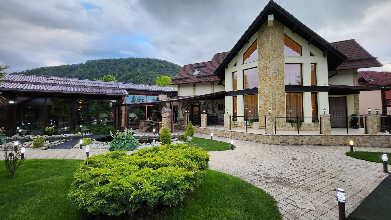 Comuna Bran, 507025, Romania, 5 Bedrooms Bedrooms, ,7 BathroomsBathrooms,Residential,For Sale,1987124