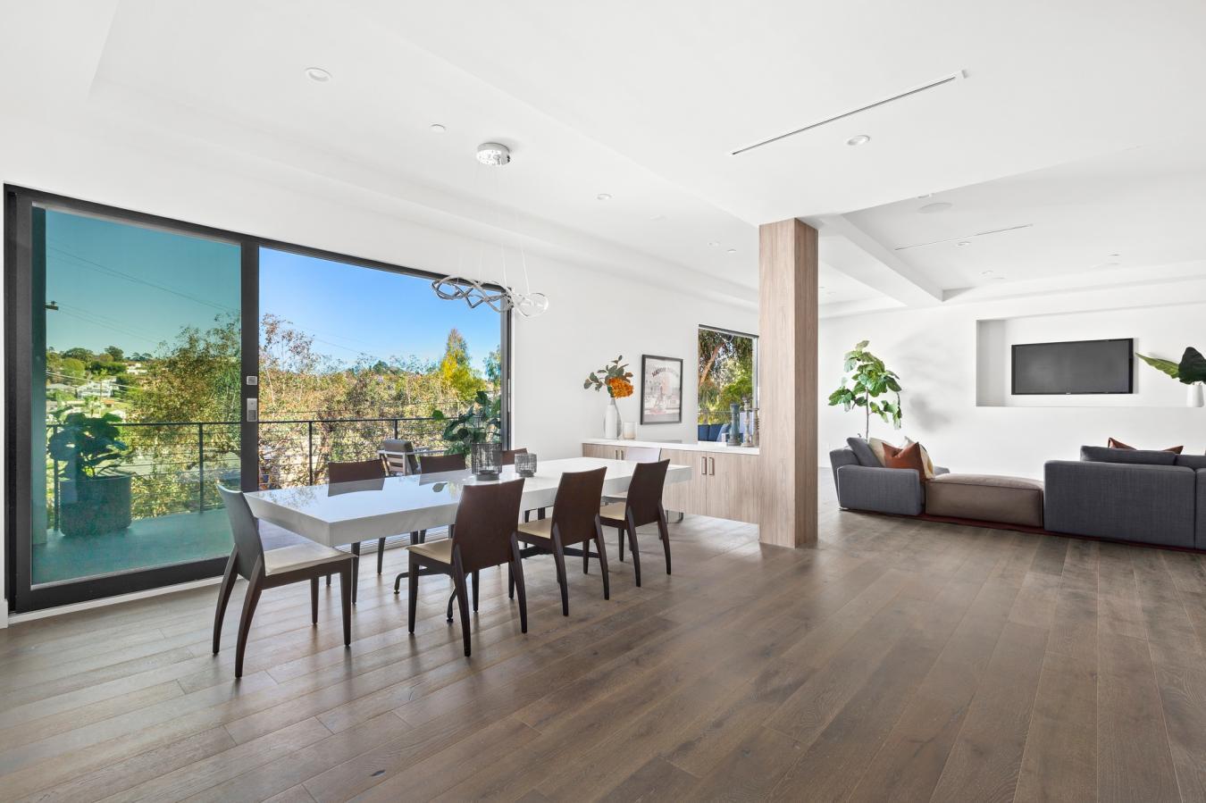 Los Angeles, California, 90068, United States, 4 Bedrooms Bedrooms, ,6 BathroomsBathrooms,Residential,For Sale,1987121