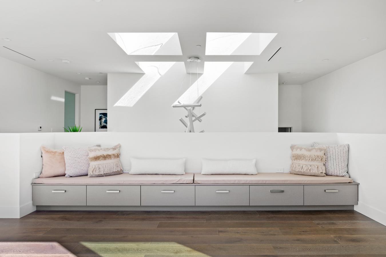 Los Angeles, California, 90068, United States, 4 Bedrooms Bedrooms, ,6 BathroomsBathrooms,Residential,For Sale,1987121