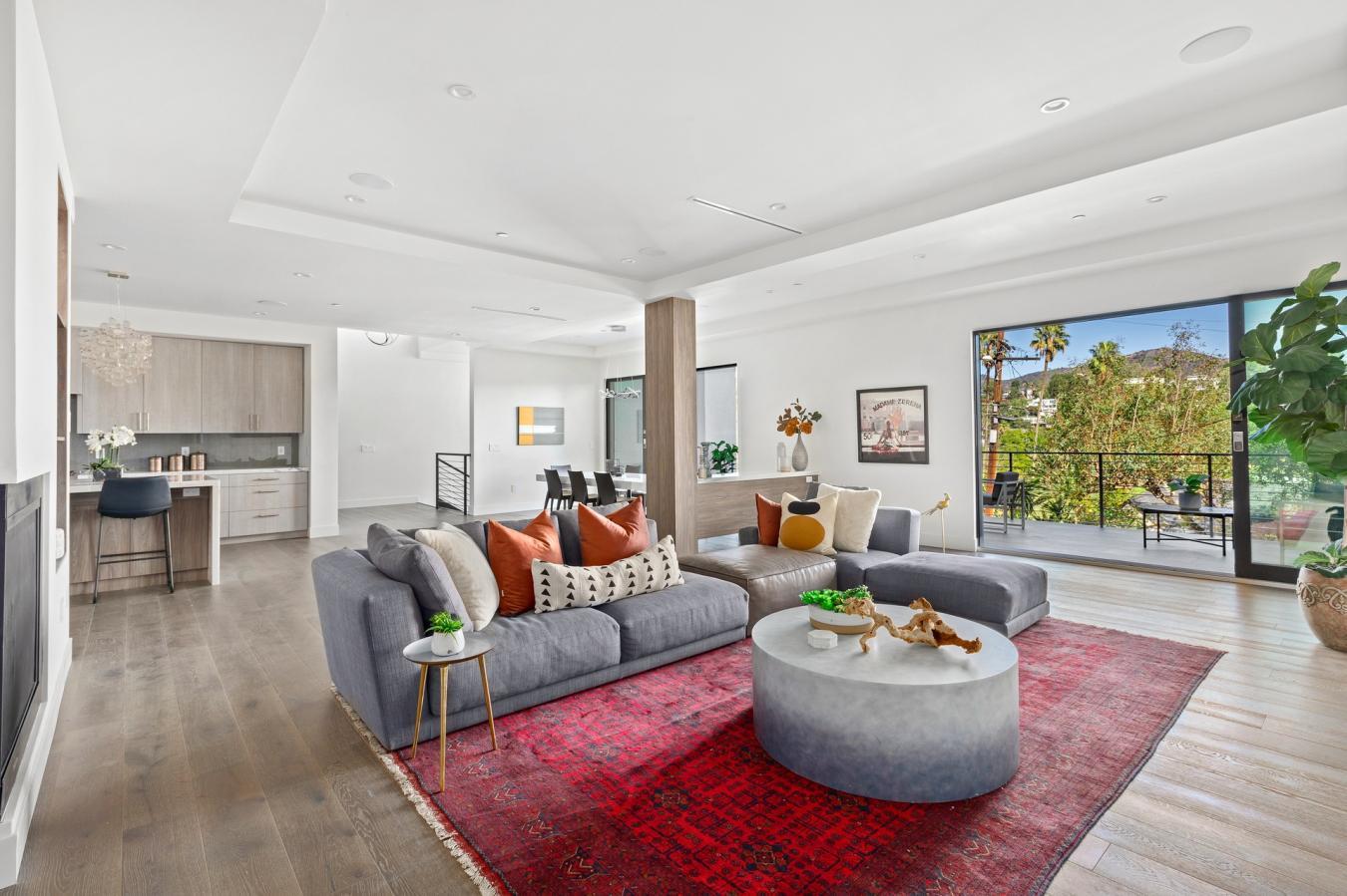 Los Angeles, California, 90068, United States, 4 Bedrooms Bedrooms, ,6 BathroomsBathrooms,Residential,For Sale,1987121