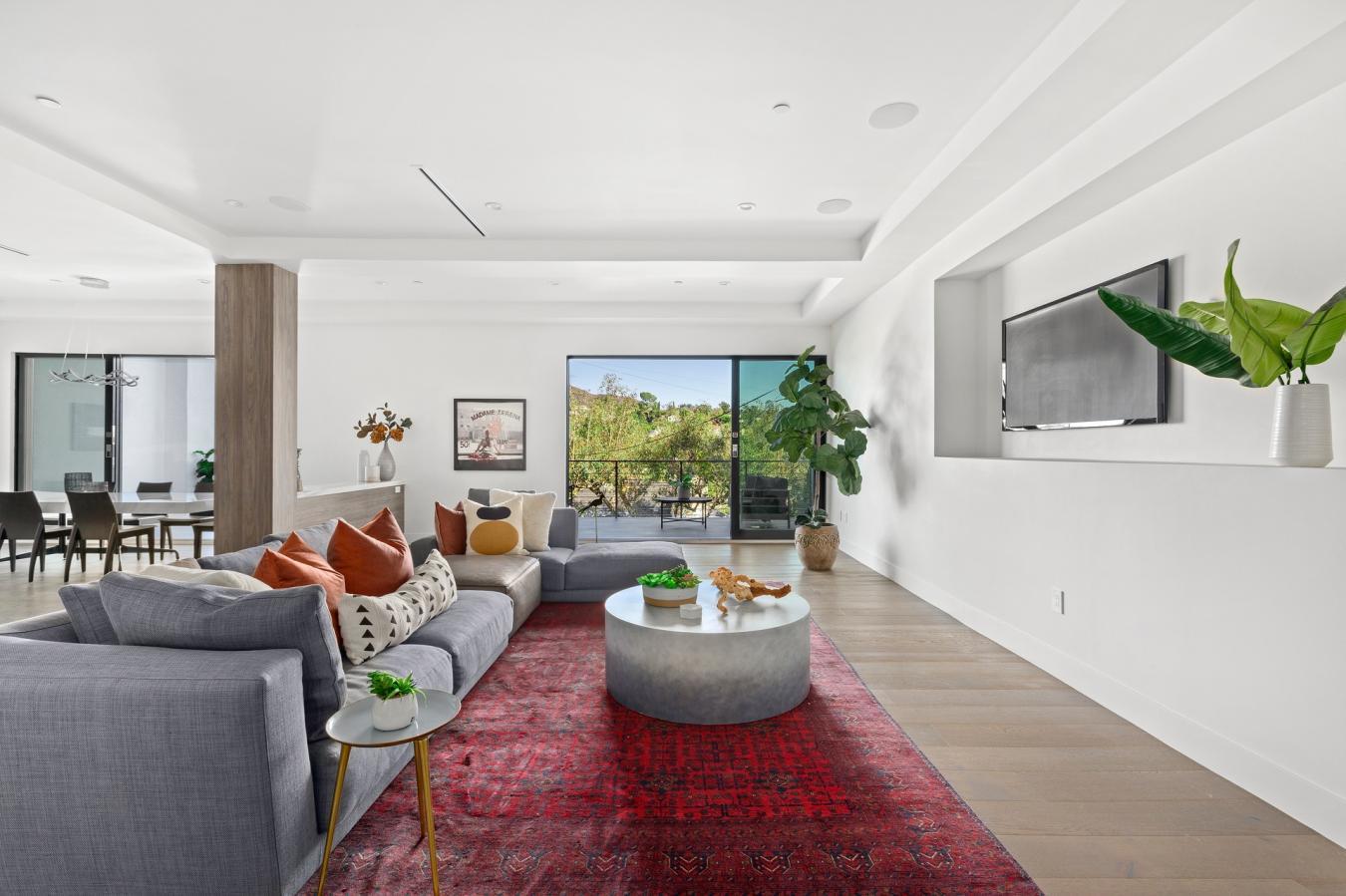 Los Angeles, California, 90068, United States, 4 Bedrooms Bedrooms, ,6 BathroomsBathrooms,Residential,For Sale,1987121