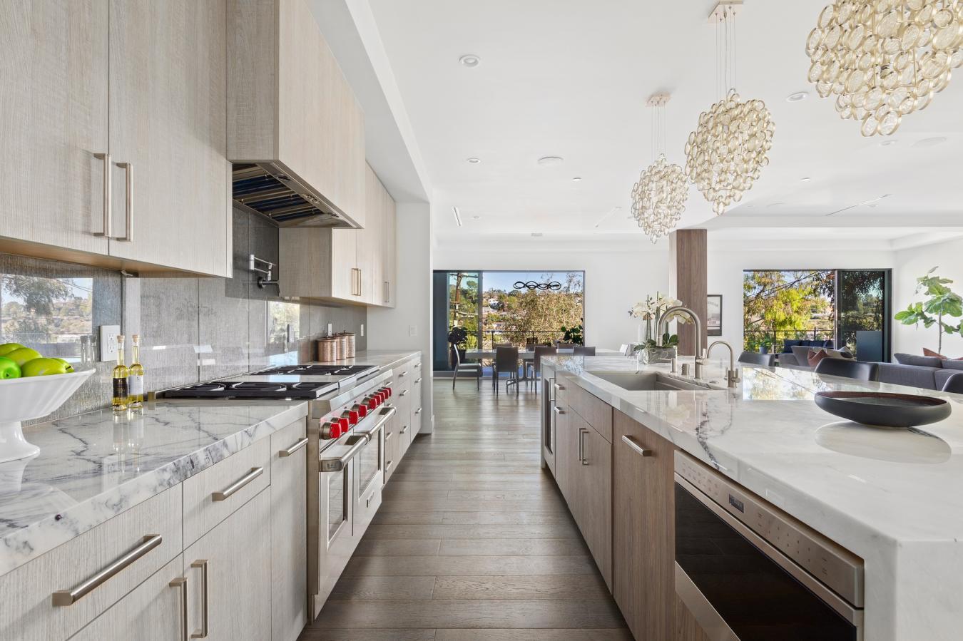 Los Angeles, California, 90068, United States, 4 Bedrooms Bedrooms, ,6 BathroomsBathrooms,Residential,For Sale,1987121