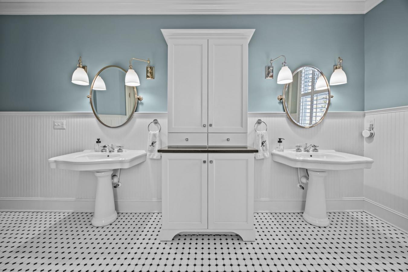 Greensboro, Guilford, 27408, United States, 5 Bedrooms Bedrooms, ,5 BathroomsBathrooms,Residential,For Sale,1987453