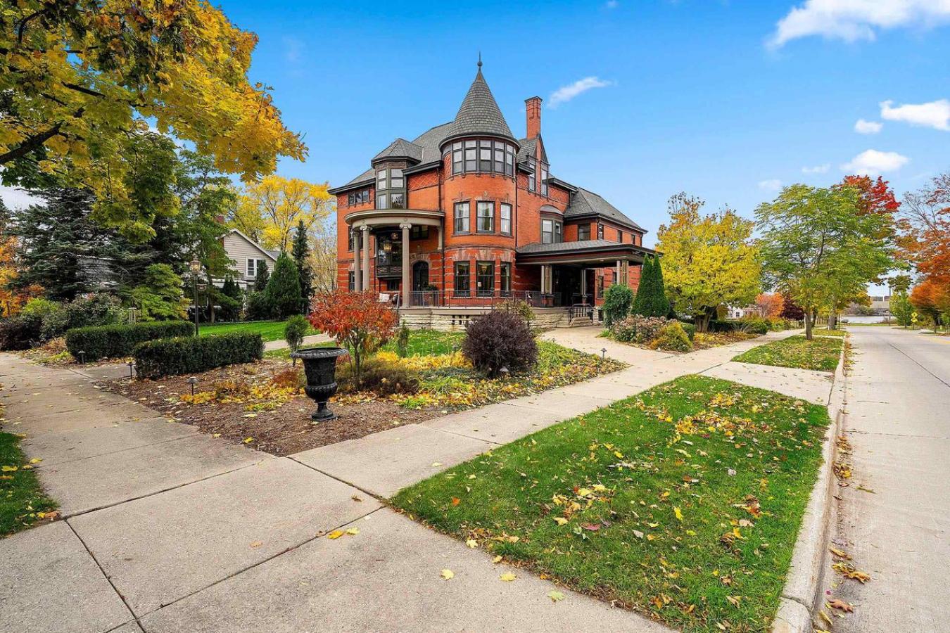 GREEN BAY, BROWN, 54301, United States, 8 Bedrooms Bedrooms, ,4 BathroomsBathrooms,Residential,For Sale,1988676