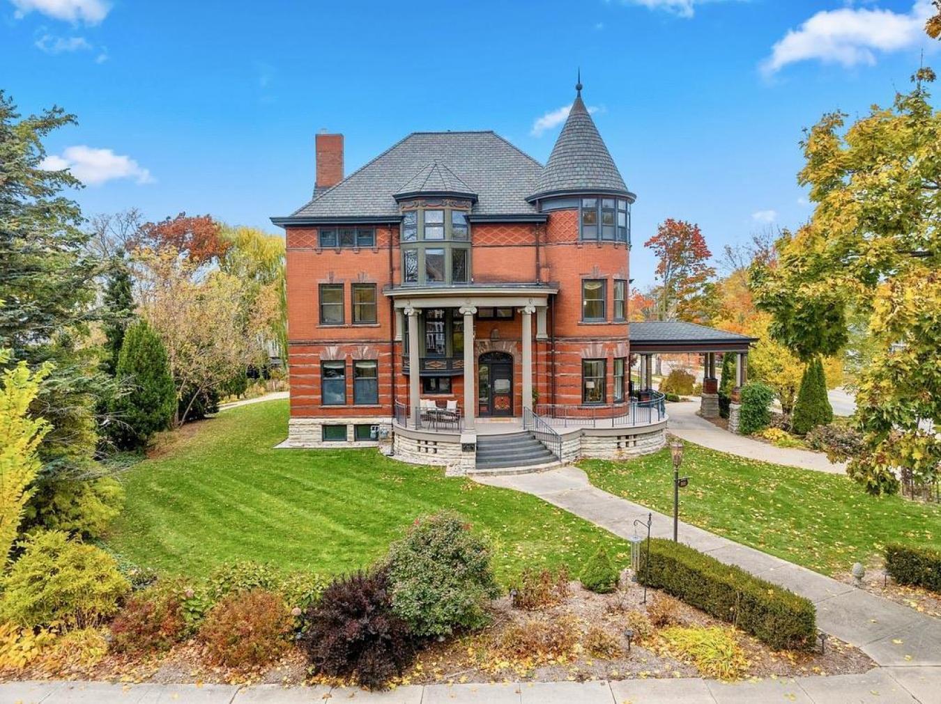 GREEN BAY, BROWN, 54301, United States, 8 Bedrooms Bedrooms, ,4 BathroomsBathrooms,Residential,For Sale,1988676