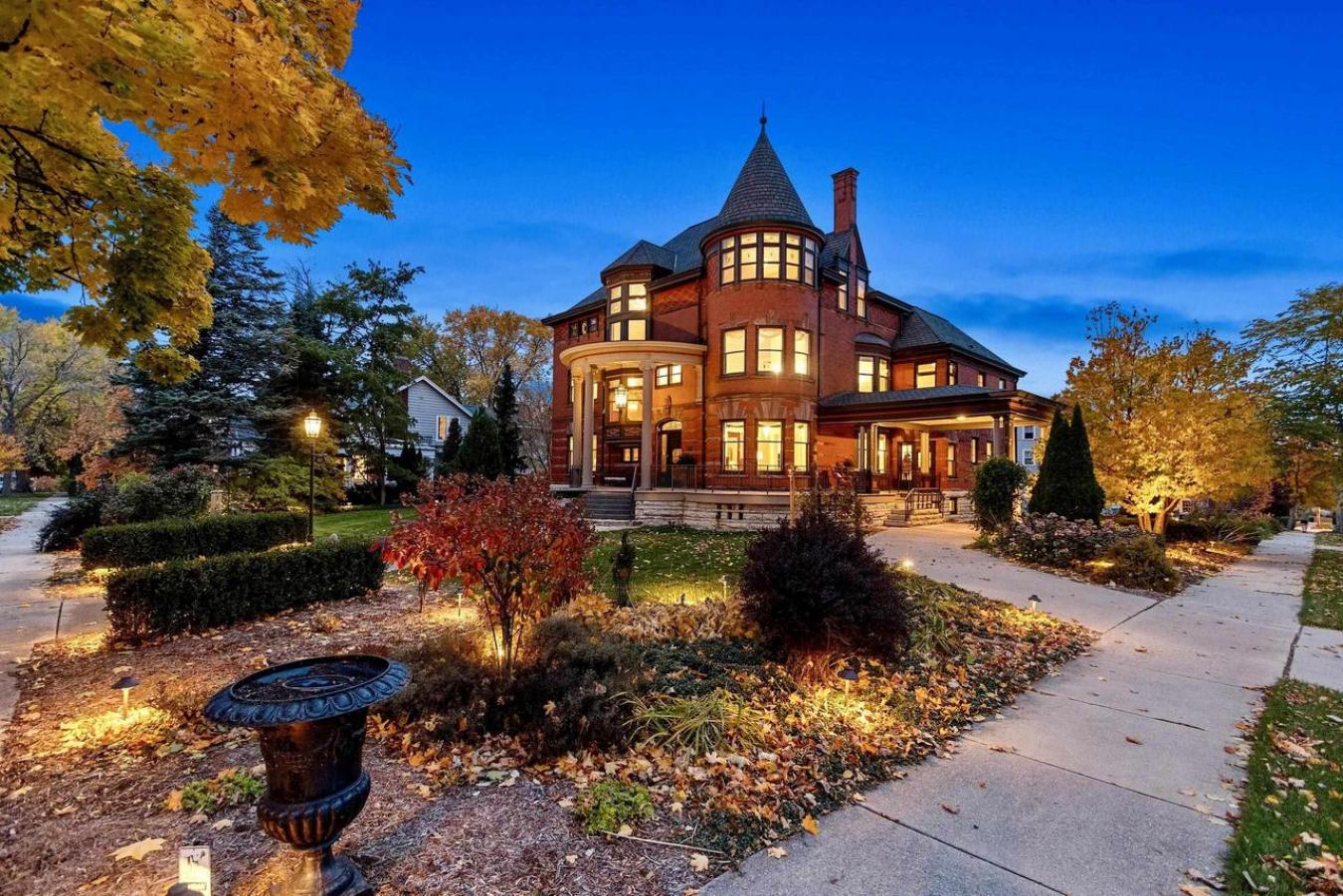 GREEN BAY, BROWN, 54301, United States, 8 Bedrooms Bedrooms, ,4 BathroomsBathrooms,Residential,For Sale,1988676