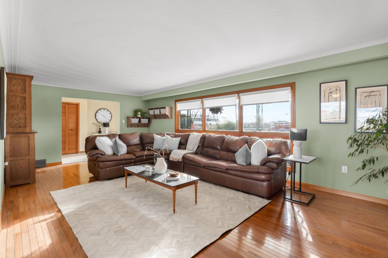 Dundas, ON, L9H 5E2, Canada, 4 Bedrooms Bedrooms, ,2 BathroomsBathrooms,Residential,For Sale,1988667