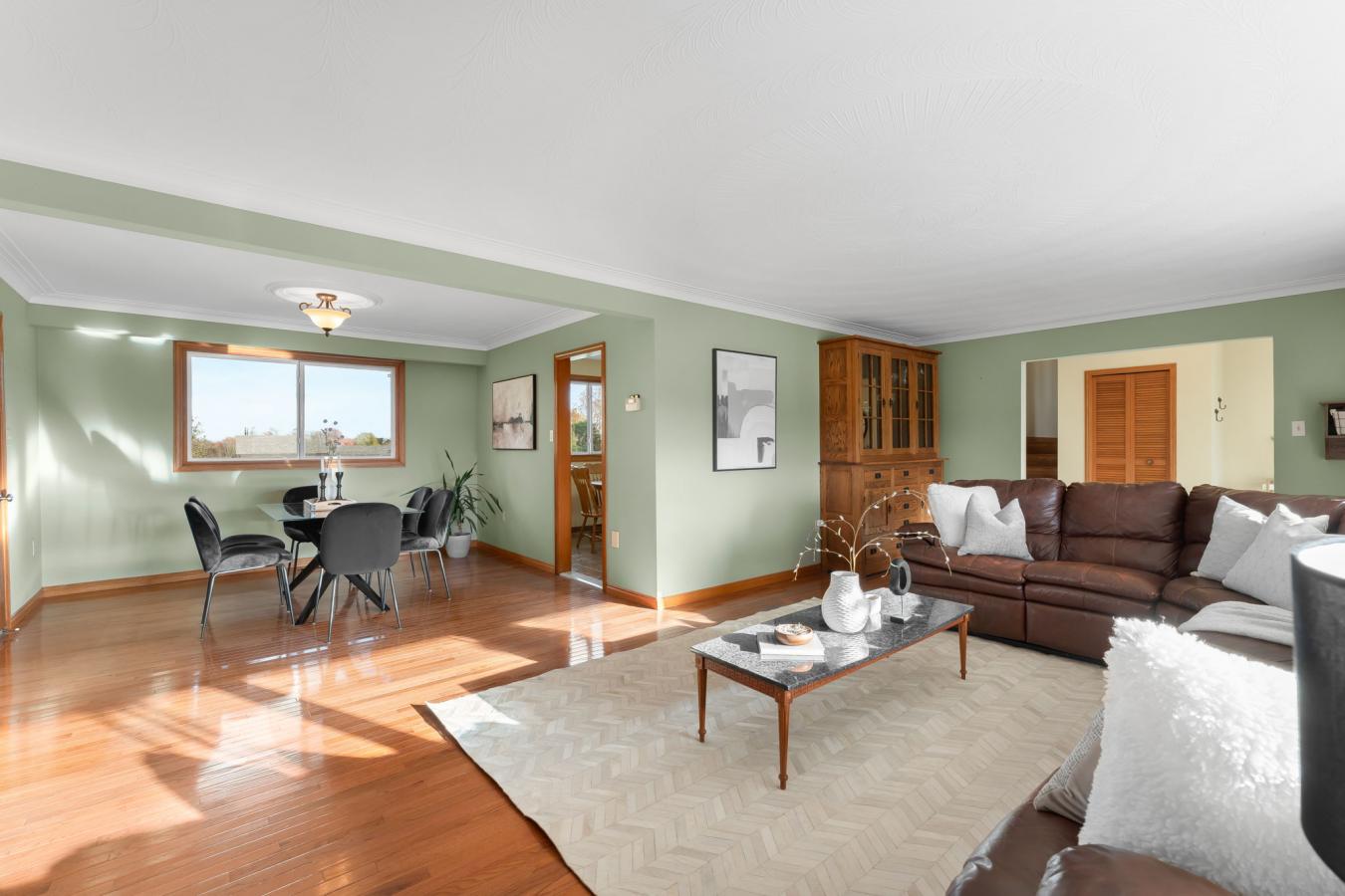 Dundas, ON, L9H 5E2, Canada, 4 Bedrooms Bedrooms, ,2 BathroomsBathrooms,Residential,For Sale,1988667