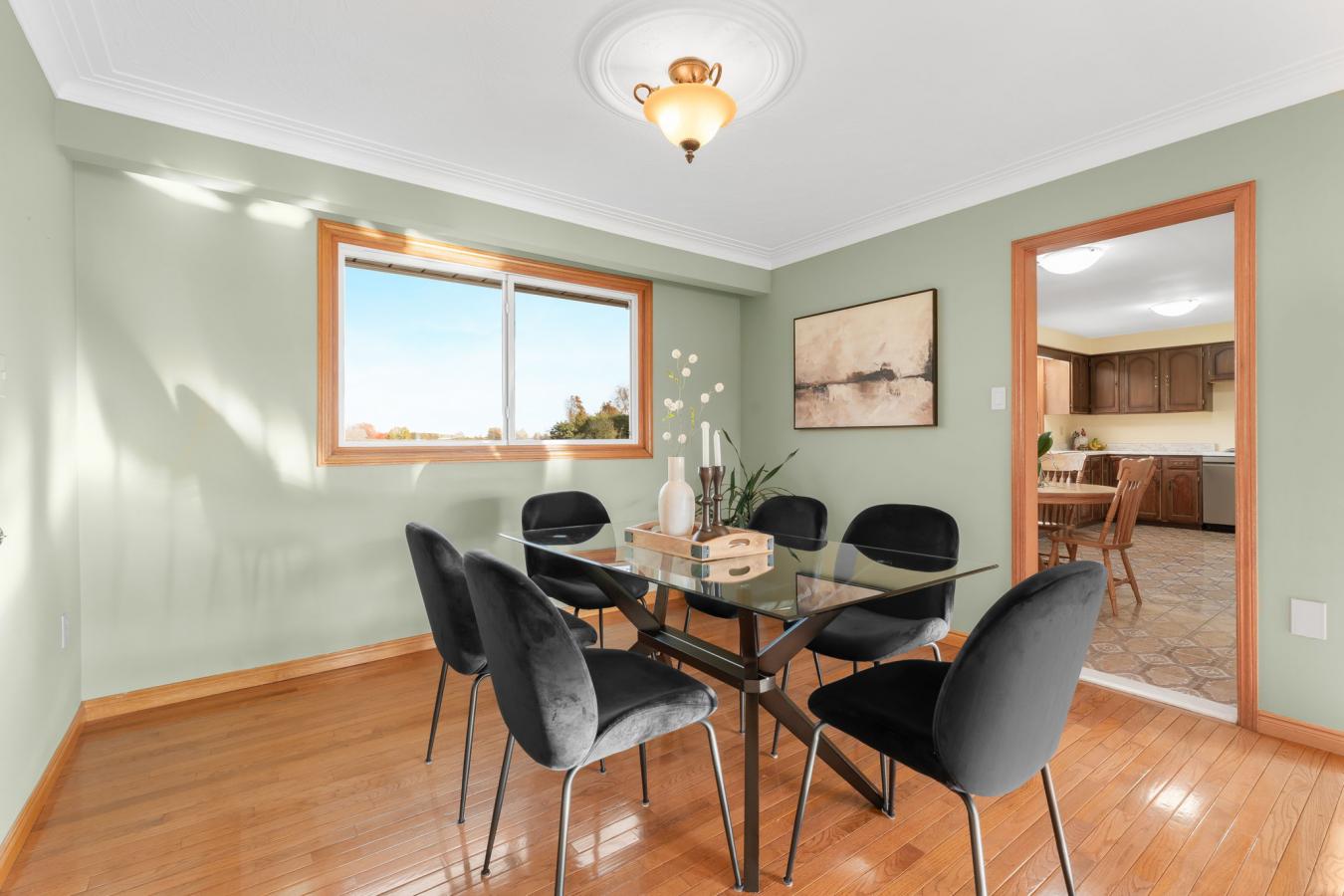 Dundas, ON, L9H 5E2, Canada, 4 Bedrooms Bedrooms, ,2 BathroomsBathrooms,Residential,For Sale,1988667