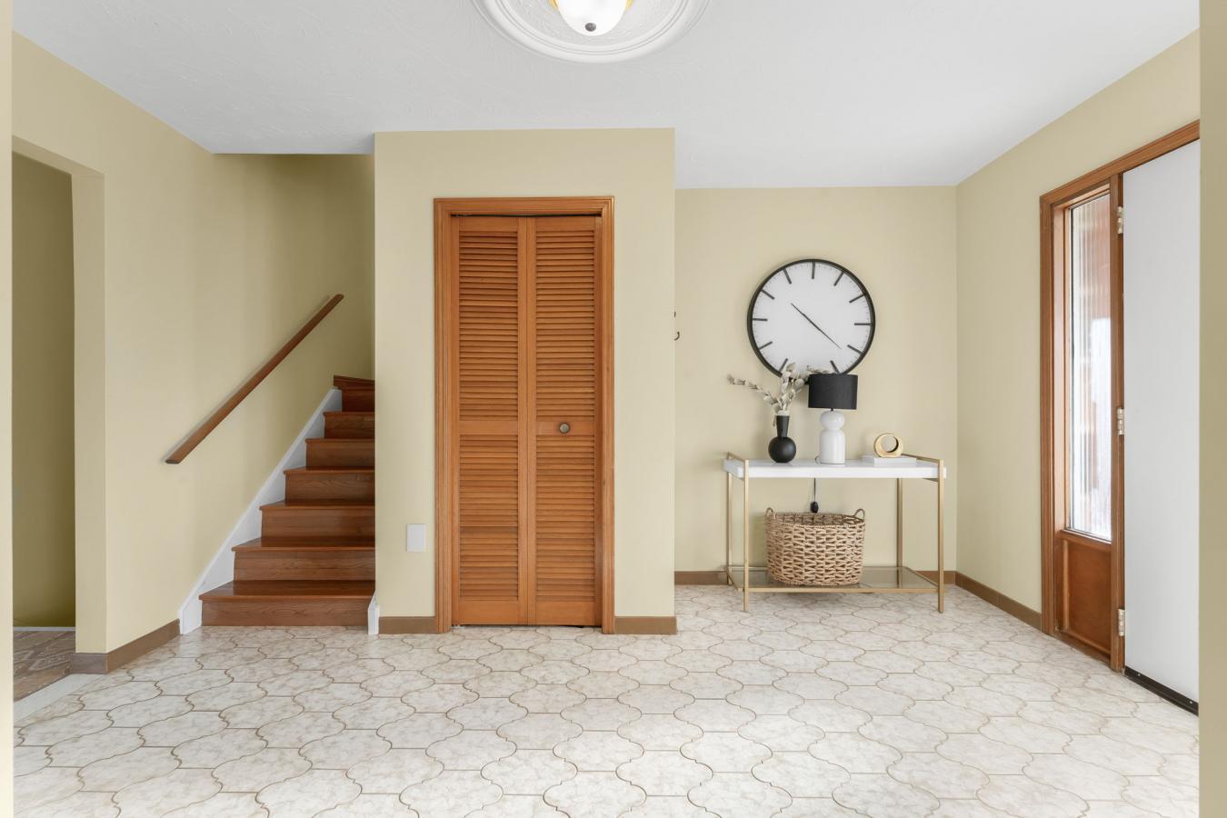 Dundas, ON, L9H 5E2, Canada, 4 Bedrooms Bedrooms, ,2 BathroomsBathrooms,Residential,For Sale,1988667