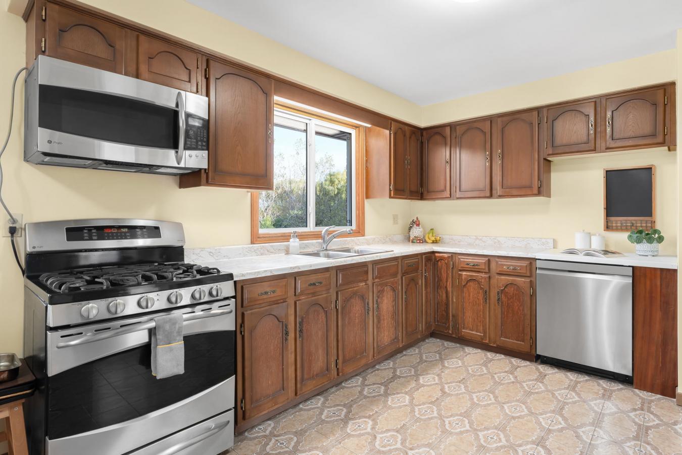 Dundas, ON, L9H 5E2, Canada, 4 Bedrooms Bedrooms, ,2 BathroomsBathrooms,Residential,For Sale,1988667