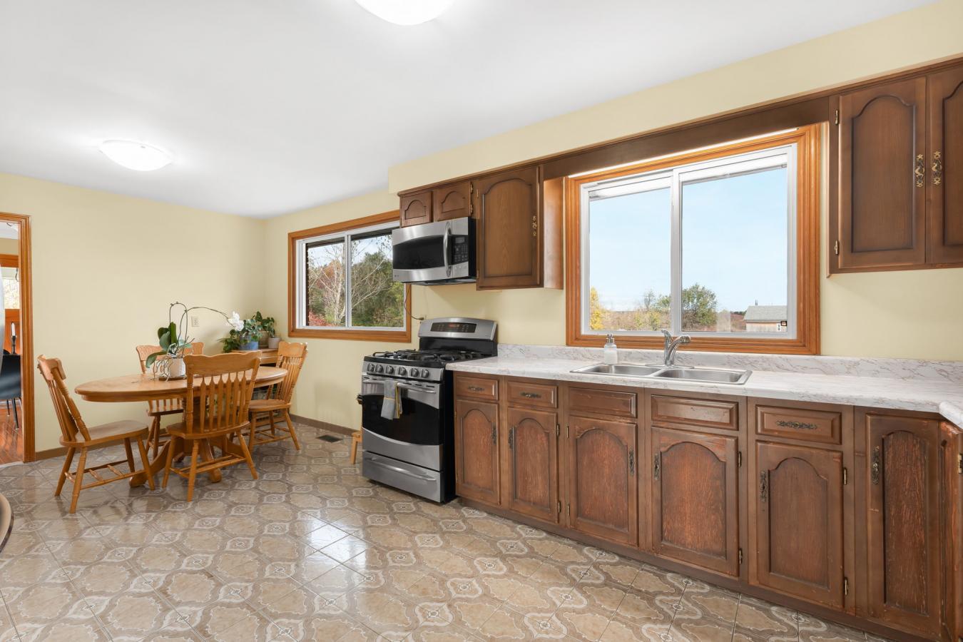 Dundas, ON, L9H 5E2, Canada, 4 Bedrooms Bedrooms, ,2 BathroomsBathrooms,Residential,For Sale,1988667