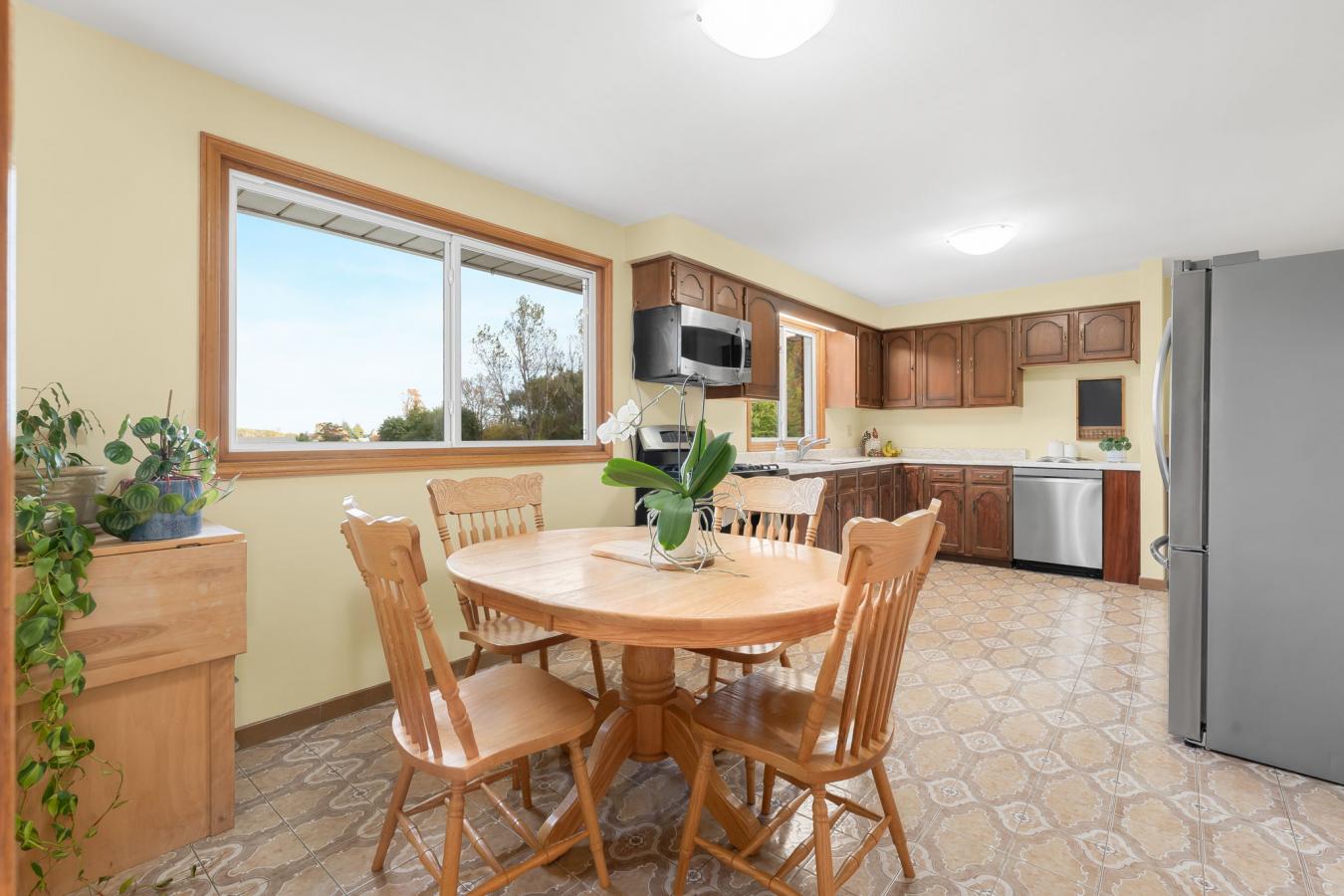 Dundas, ON, L9H 5E2, Canada, 4 Bedrooms Bedrooms, ,2 BathroomsBathrooms,Residential,For Sale,1988667