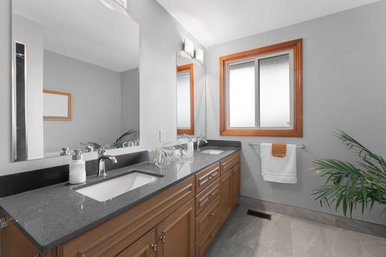 Dundas, ON, L9H 5E2, Canada, 4 Bedrooms Bedrooms, ,2 BathroomsBathrooms,Residential,For Sale,1988667