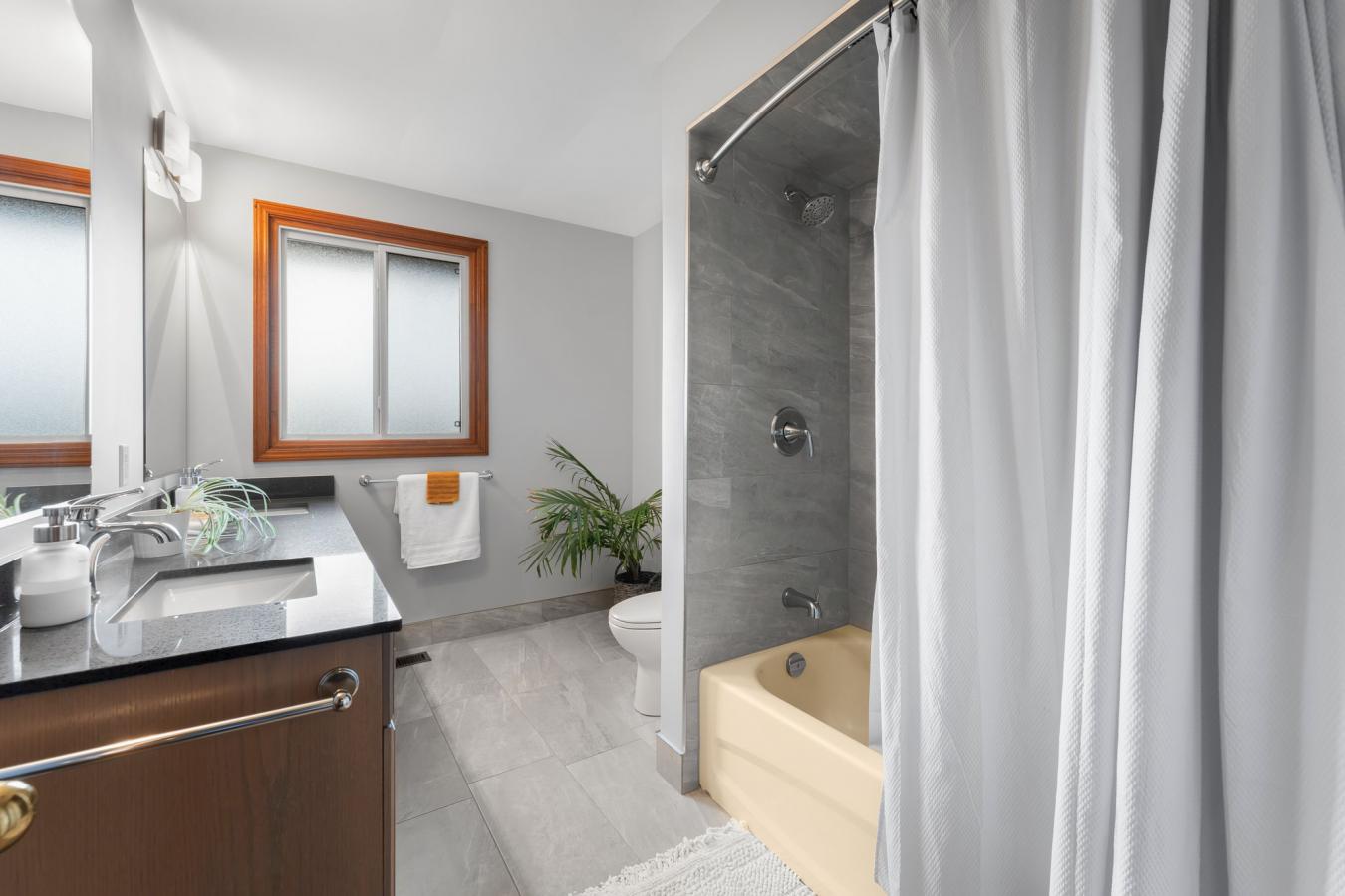 Dundas, ON, L9H 5E2, Canada, 4 Bedrooms Bedrooms, ,2 BathroomsBathrooms,Residential,For Sale,1988667