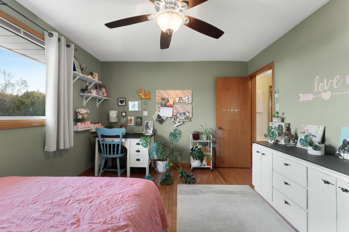 Dundas, ON, L9H 5E2, Canada, 4 Bedrooms Bedrooms, ,2 BathroomsBathrooms,Residential,For Sale,1988667