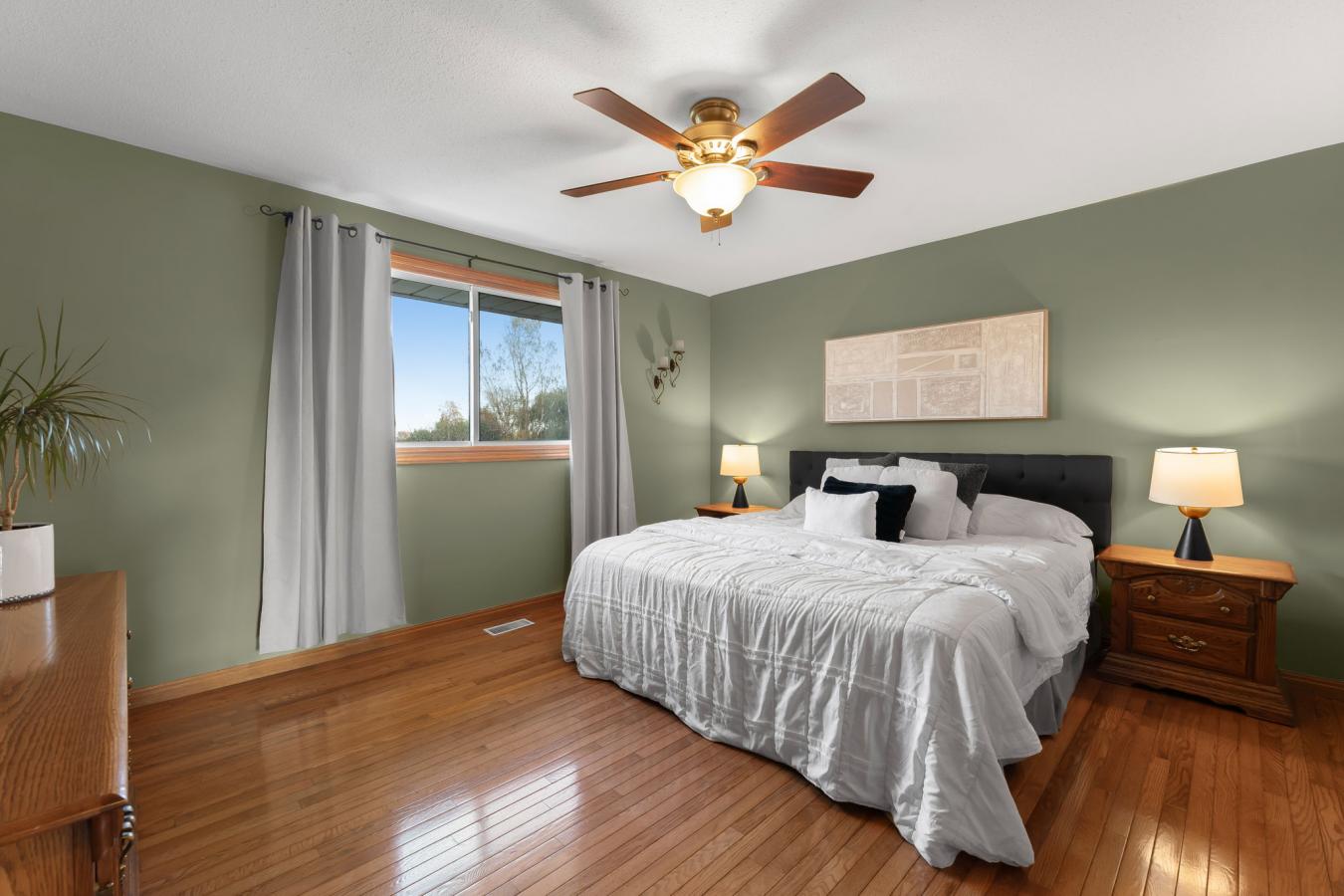 Dundas, ON, L9H 5E2, Canada, 4 Bedrooms Bedrooms, ,2 BathroomsBathrooms,Residential,For Sale,1988667