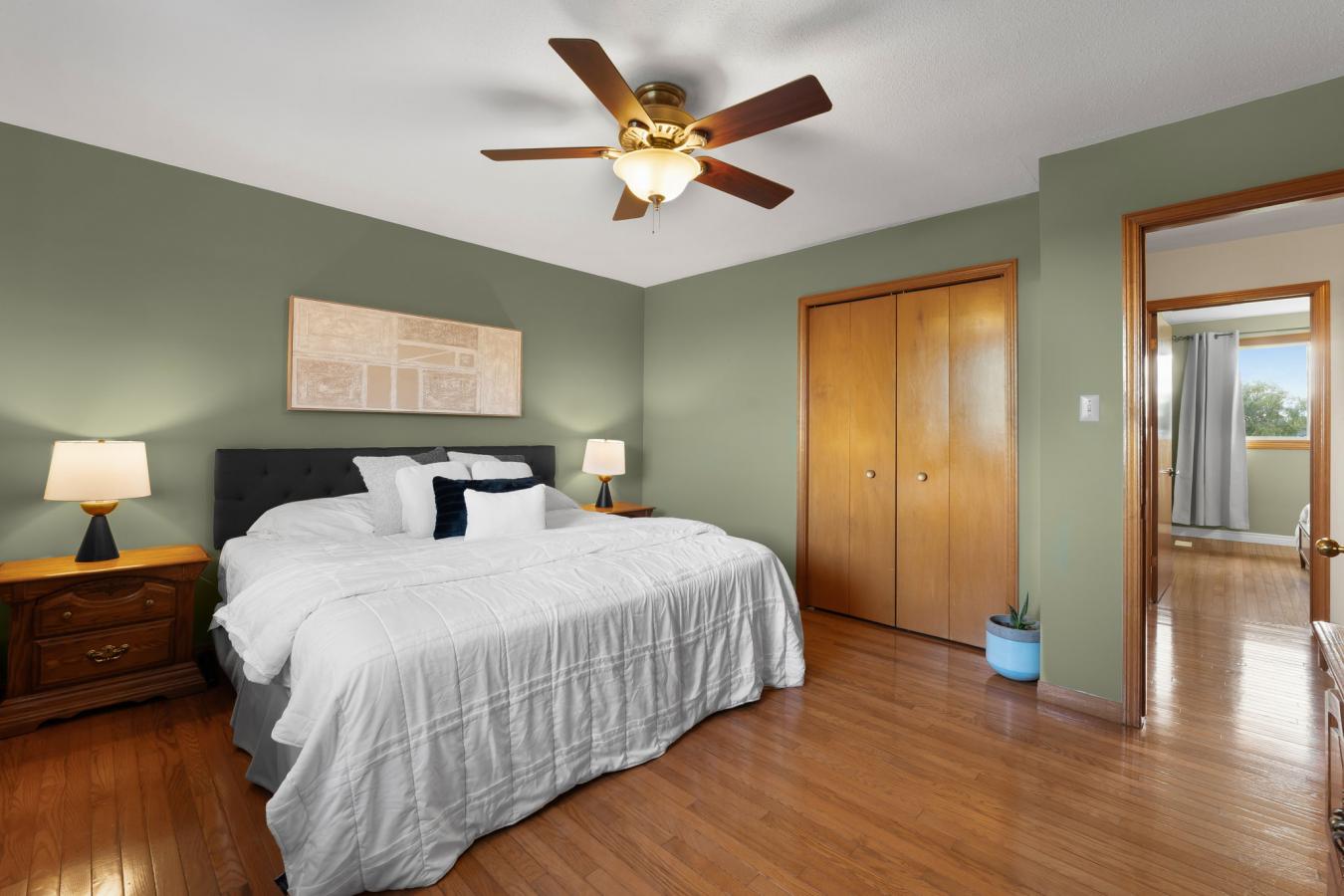 Dundas, ON, L9H 5E2, Canada, 4 Bedrooms Bedrooms, ,2 BathroomsBathrooms,Residential,For Sale,1988667