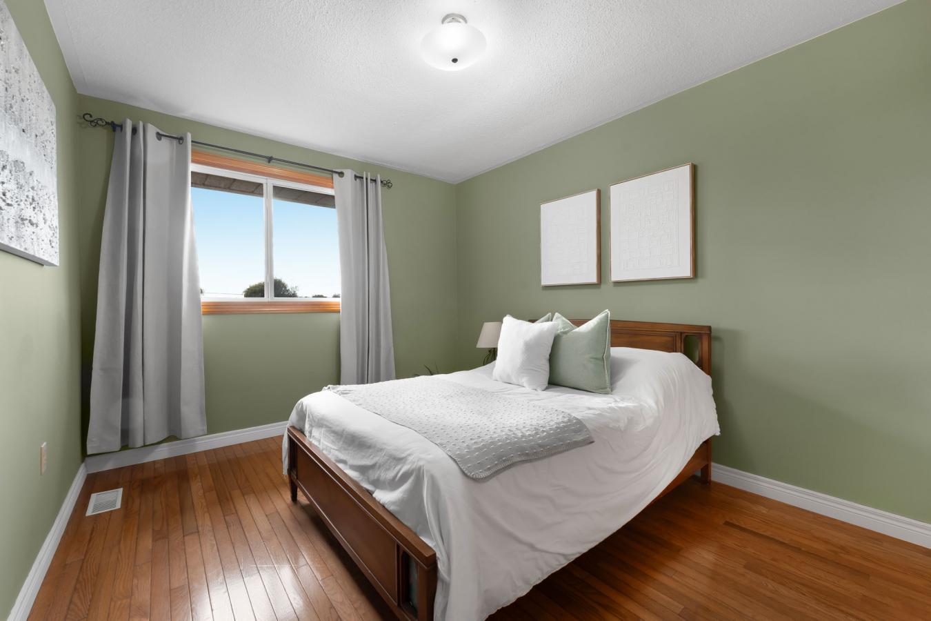 Dundas, ON, L9H 5E2, Canada, 4 Bedrooms Bedrooms, ,2 BathroomsBathrooms,Residential,For Sale,1988667