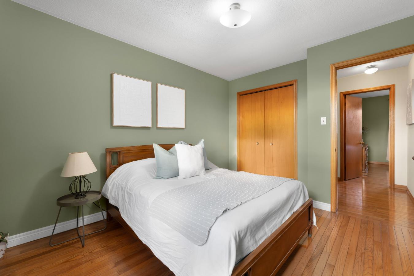 Dundas, ON, L9H 5E2, Canada, 4 Bedrooms Bedrooms, ,2 BathroomsBathrooms,Residential,For Sale,1988667