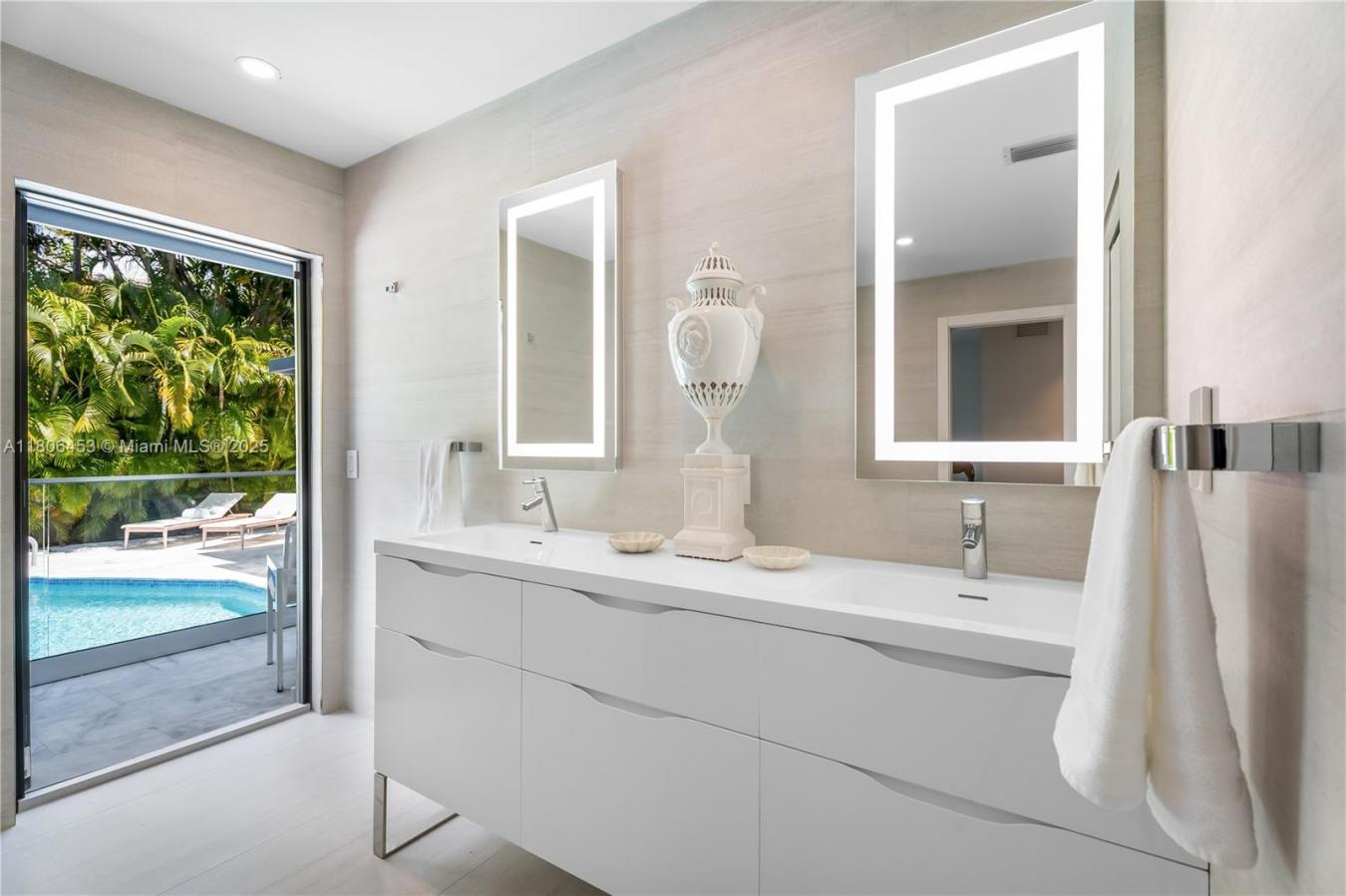 Miami Beach, Florida, 33140, United States, 4 Bedrooms Bedrooms, ,3 BathroomsBathrooms,Residential,For Sale,1988912